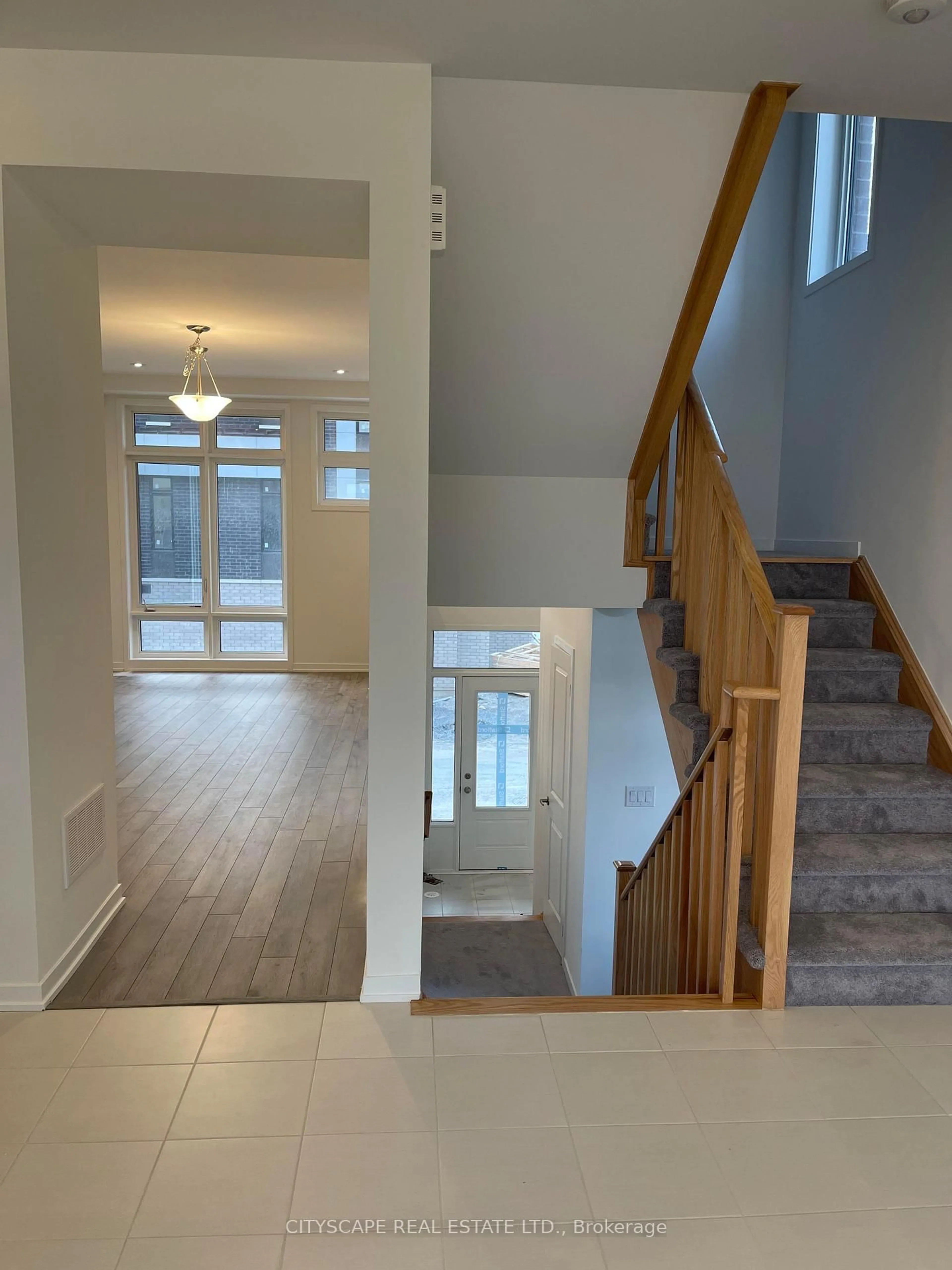 Indoor entryway for 801 Heathrow Path, Oshawa Ontario L1H 7K5