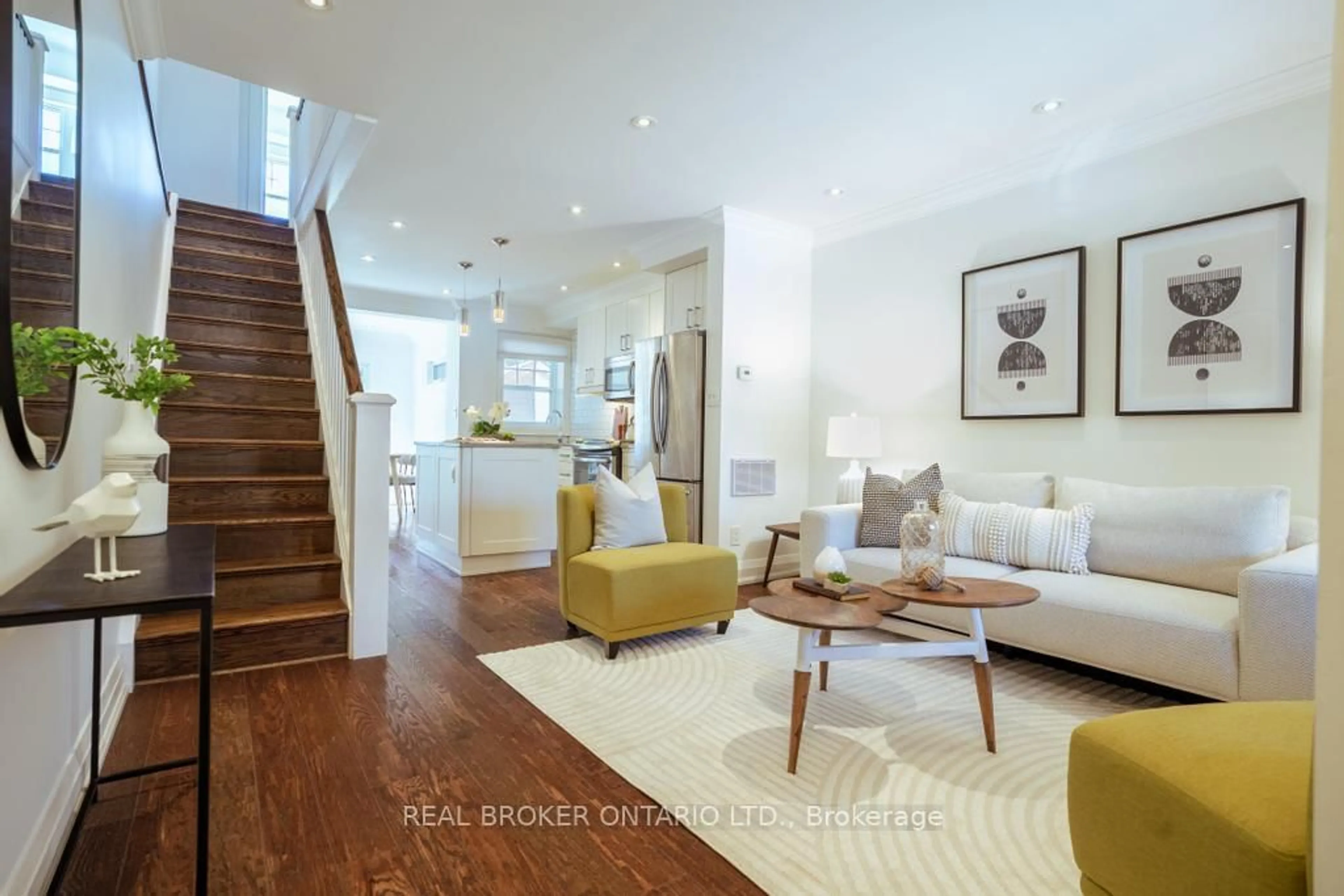 Living room with furniture, wood/laminate floor for 5 Heyworth Cres, Toronto Ontario M4E 1T6