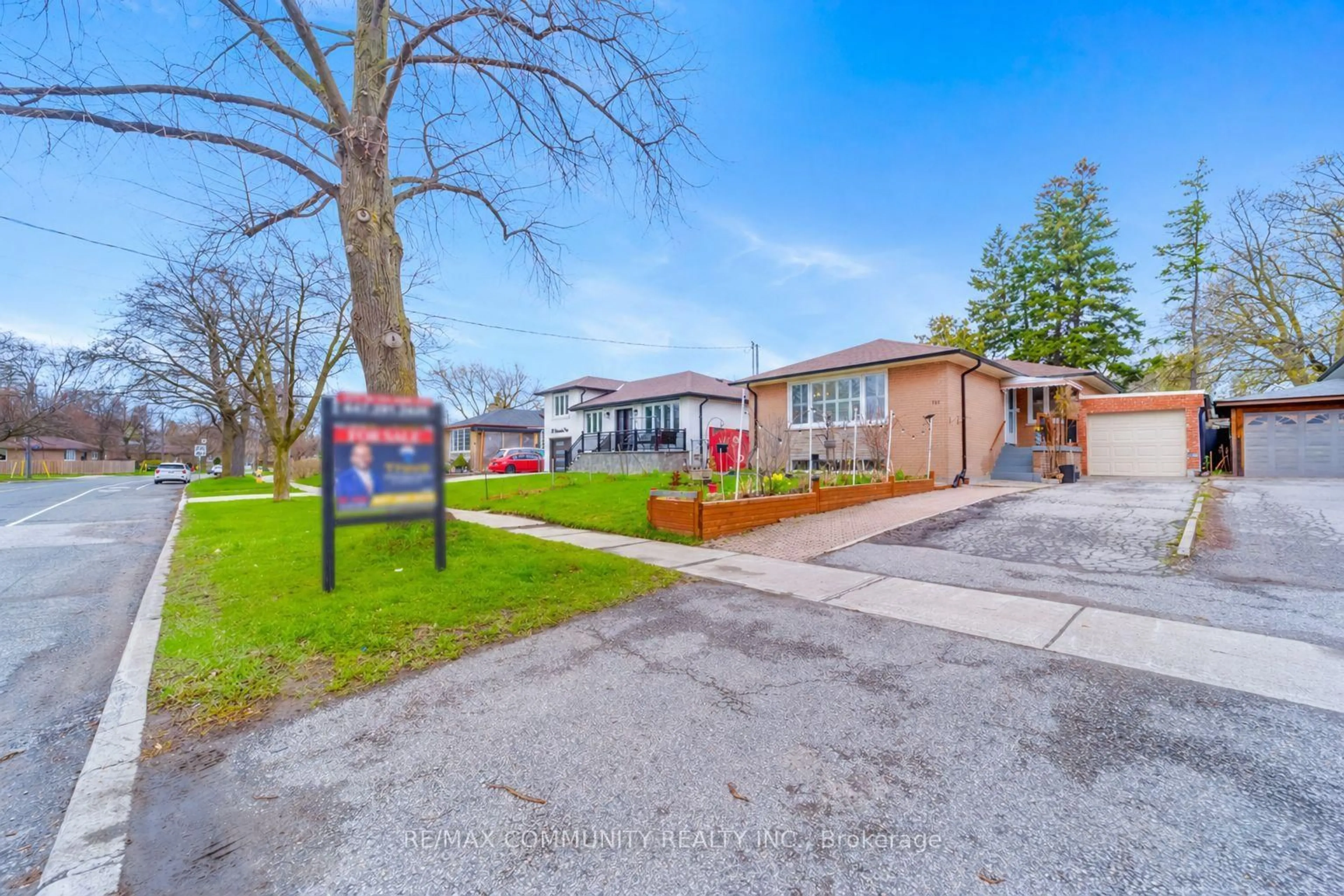 A pic from outside/outdoor area/front of a property/back of a property/a pic from drone, street for 118 Brimorton Dr, Toronto Ontario M1P 4A1