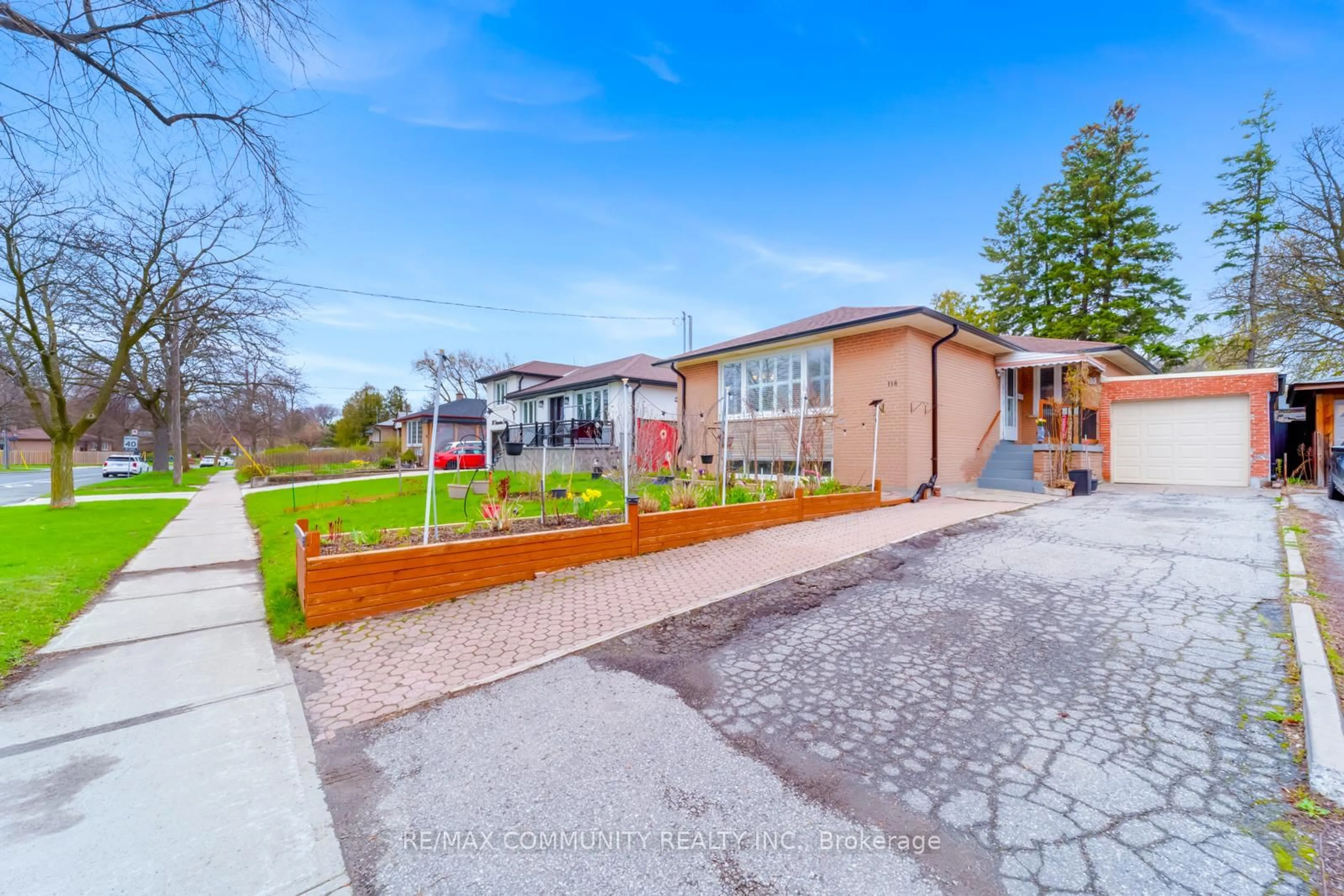 A pic from outside/outdoor area/front of a property/back of a property/a pic from drone, street for 118 Brimorton Dr, Toronto Ontario M1P 4A1