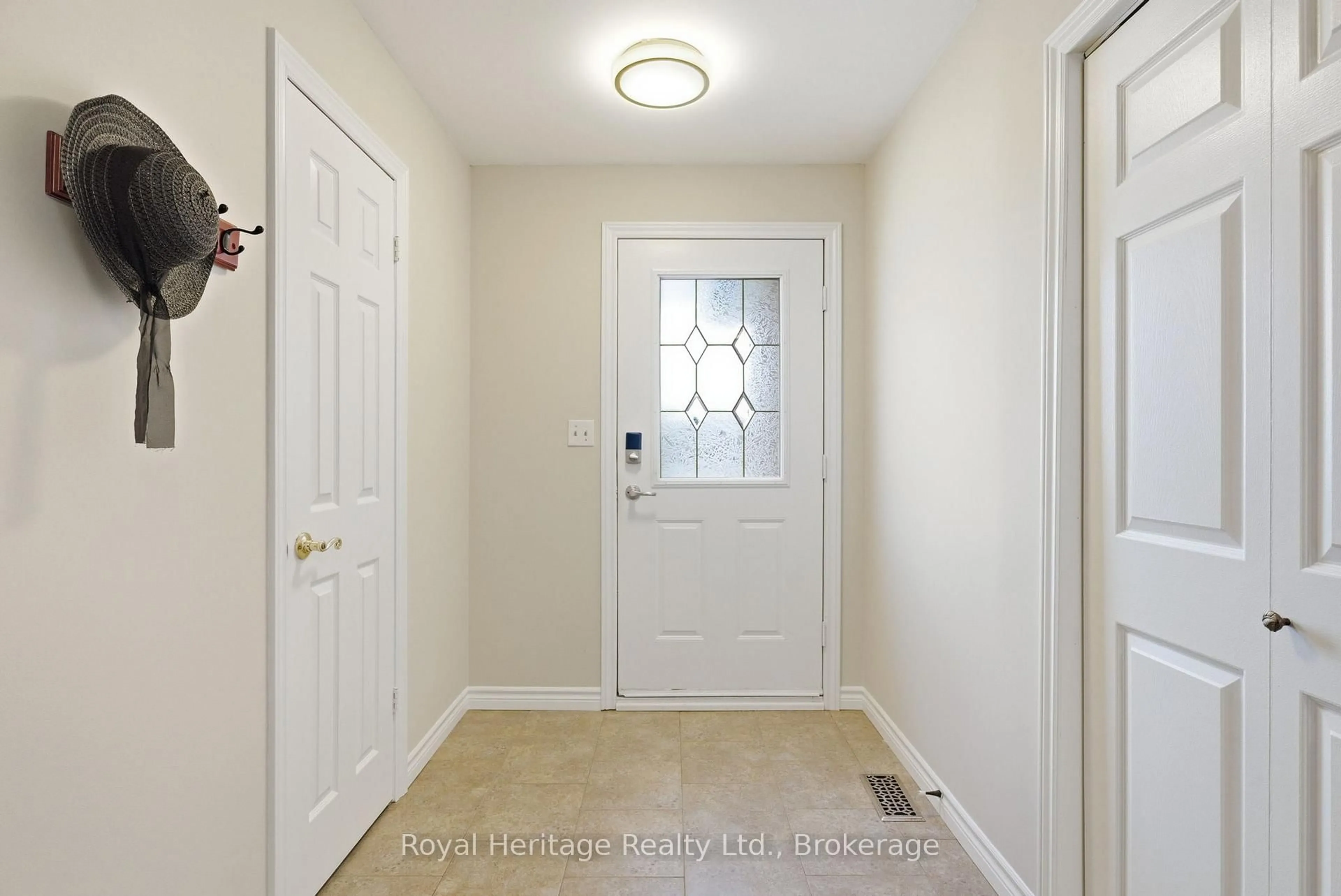 Indoor entryway for 24 Summerlea Crt, Clarington Ontario L1E 1B5