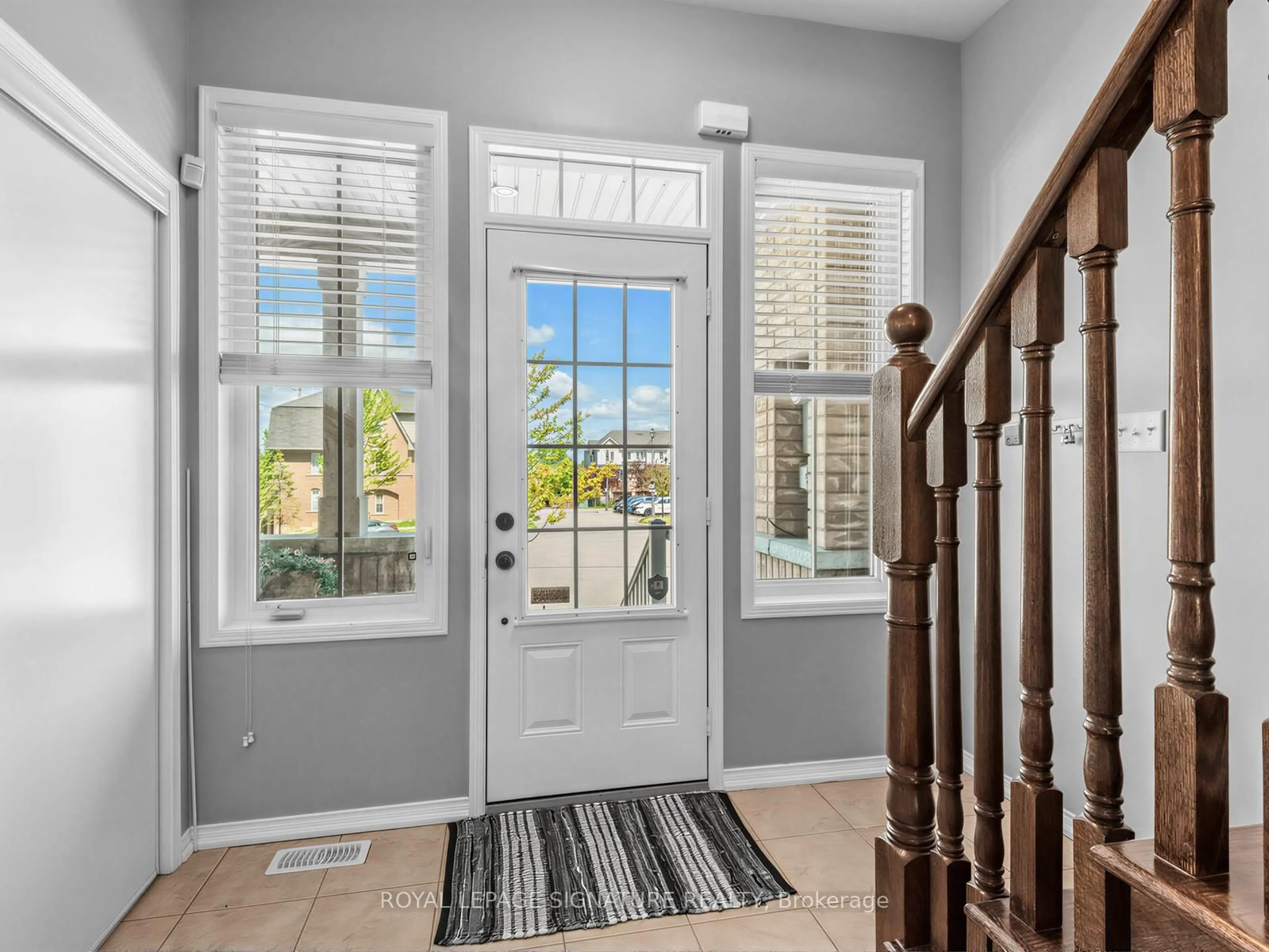 Indoor entryway for 32 Clarepark Crt, Ajax Ontario L1Z 0J5