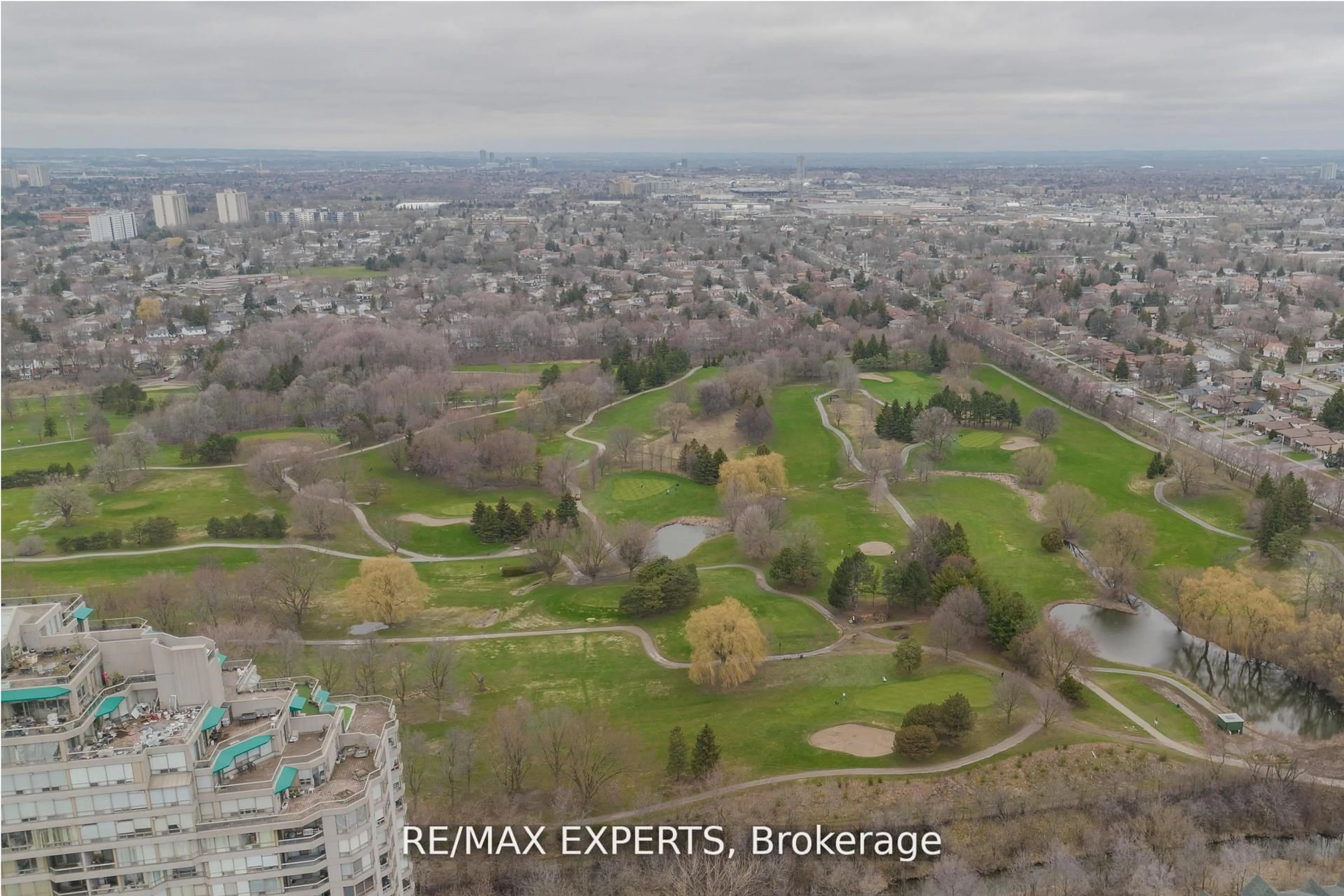 A pic from outside/outdoor area/front of a property/back of a property/a pic from drone, unknown for 138 Bonis Ave #527, Toronto Ontario M1T 3V9