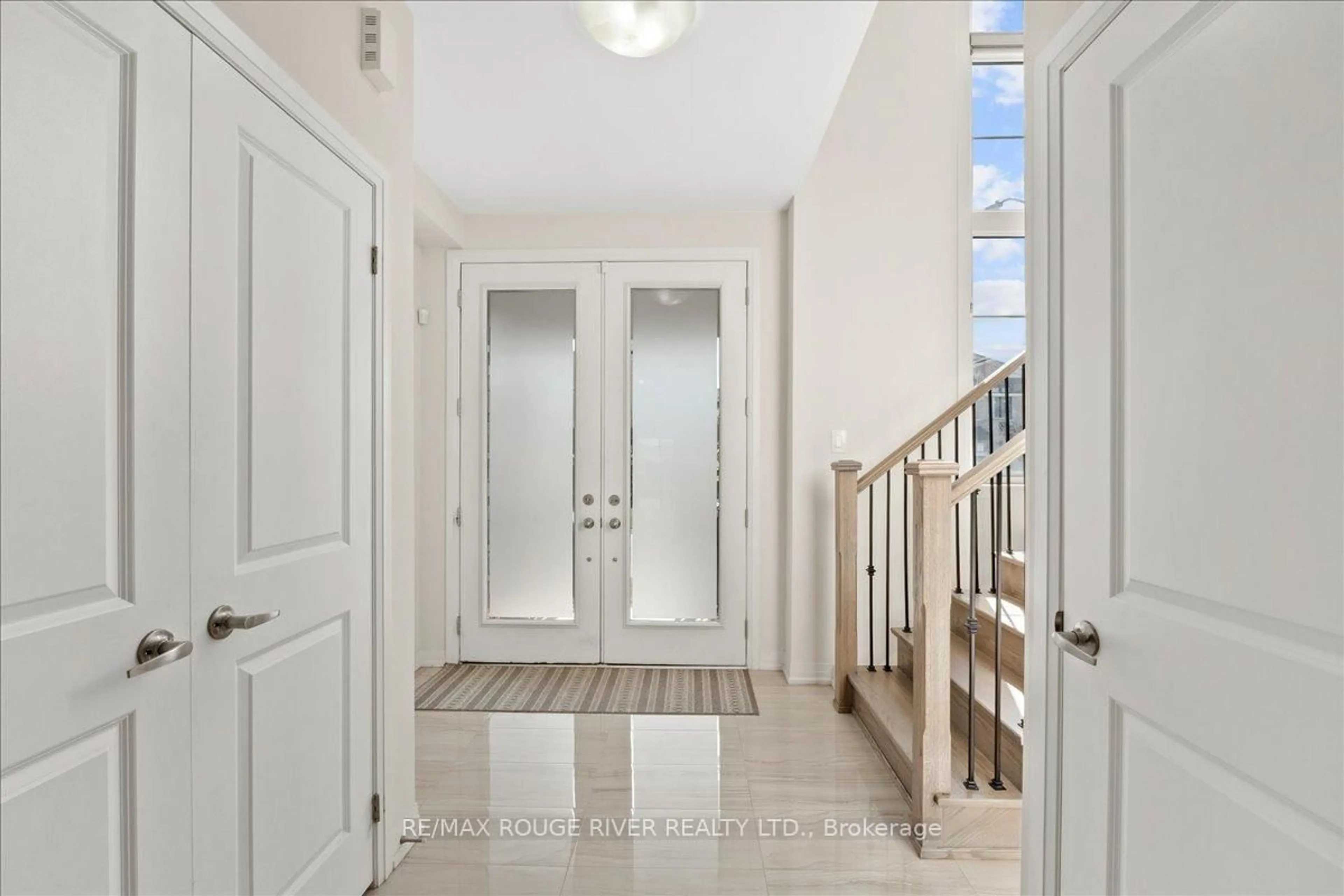 Indoor entryway for 39 Armilia Pl, Whitby Ontario L1P 0P8