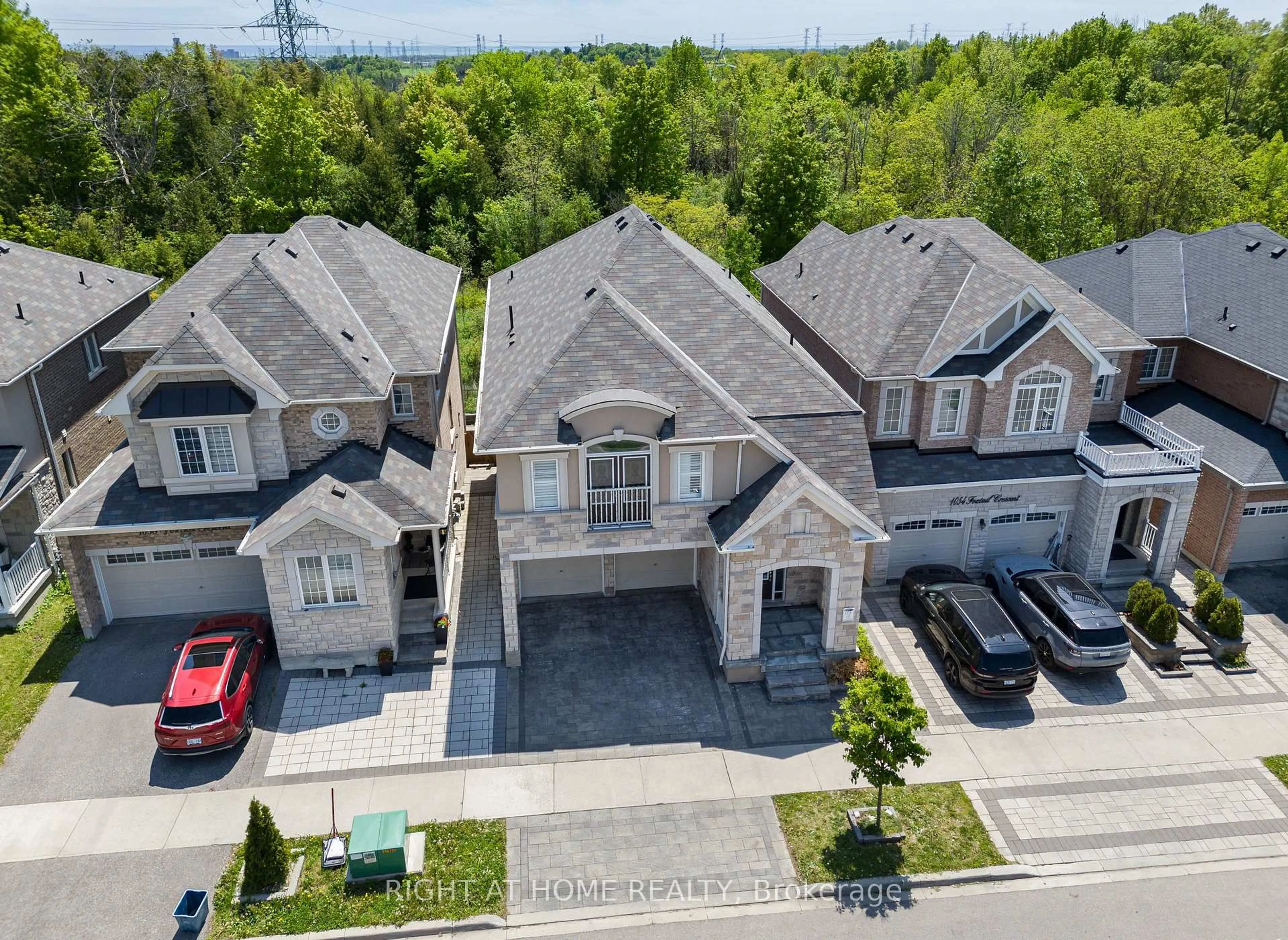 A pic from outside/outdoor area/front of a property/back of a property/a pic from drone, street for 1056 Foxtail Cres, Pickering Ontario L1X 0E7