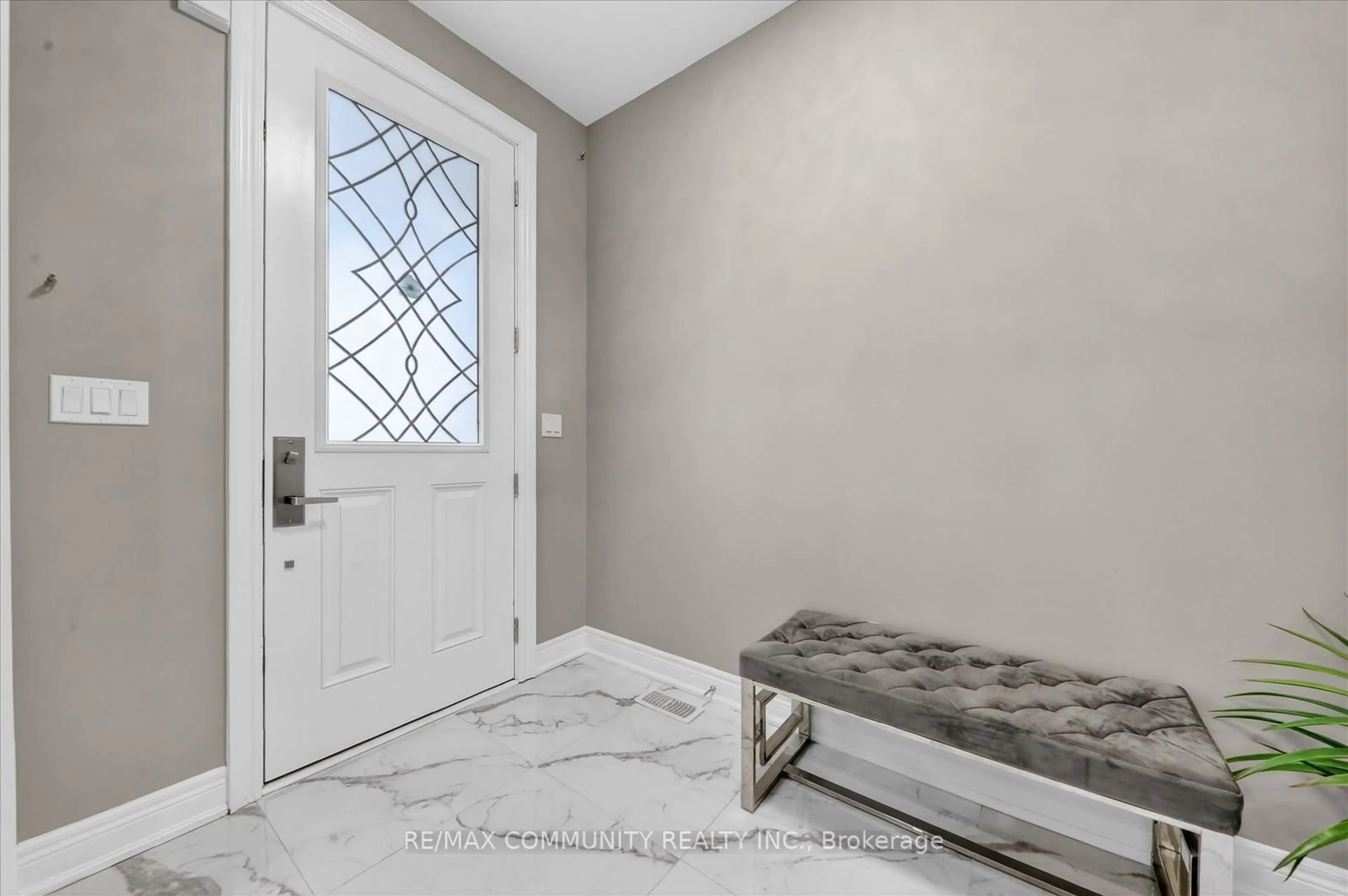 Indoor entryway for 46 Wamsley Cres, Clarington Ontario L1B 0W1
