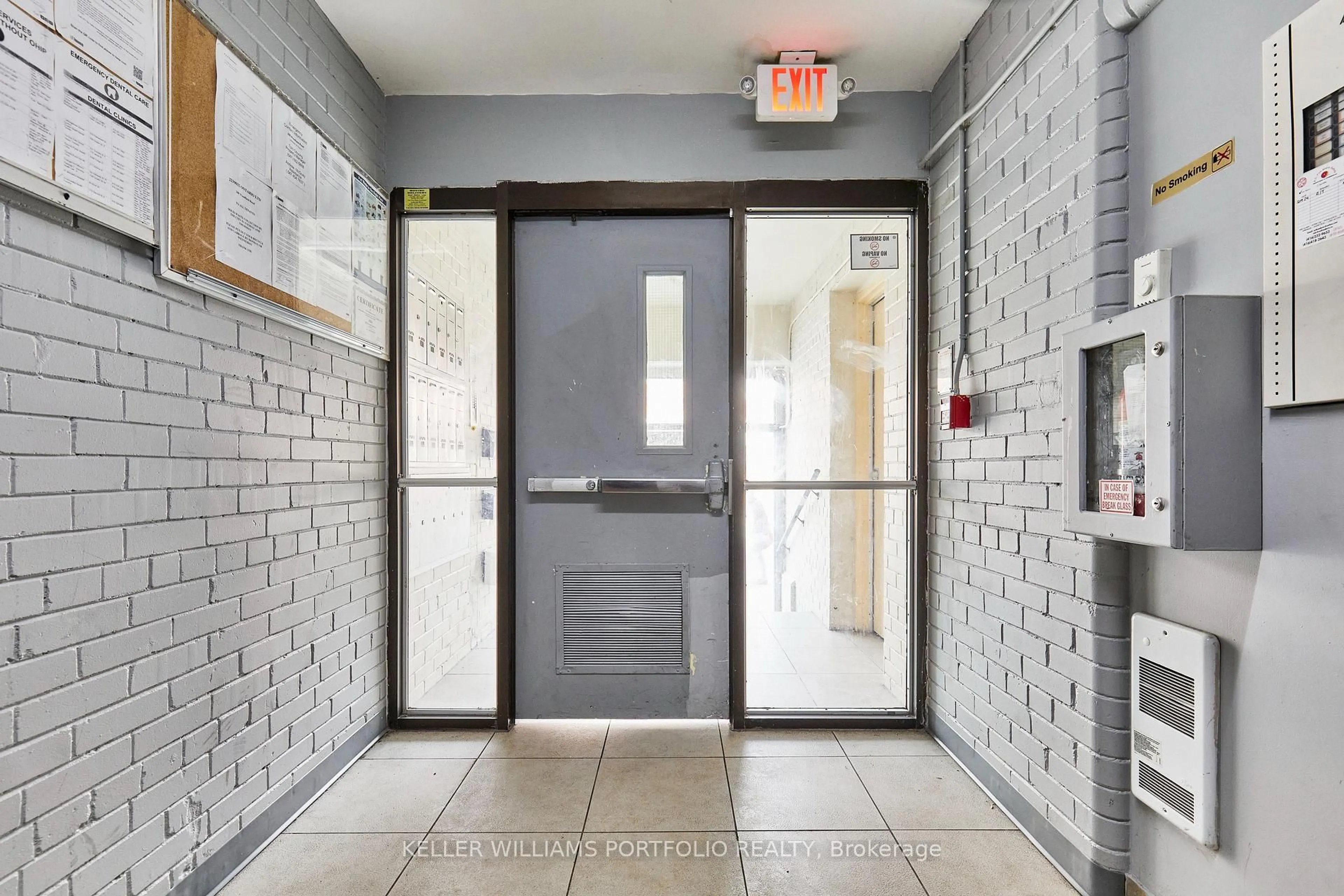 Indoor foyer for 1395 Gerrard St, Toronto Ontario M4L 1Z3