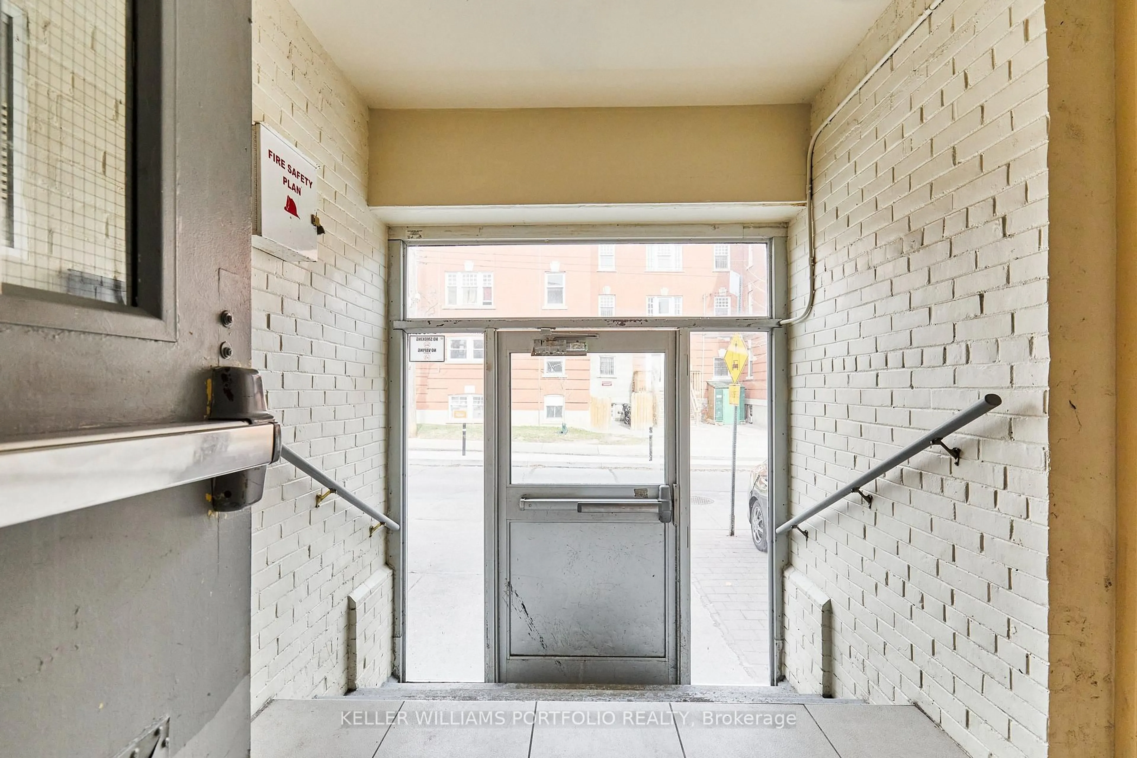 Indoor foyer for 1395 Gerrard St, Toronto Ontario M4L 1Z3