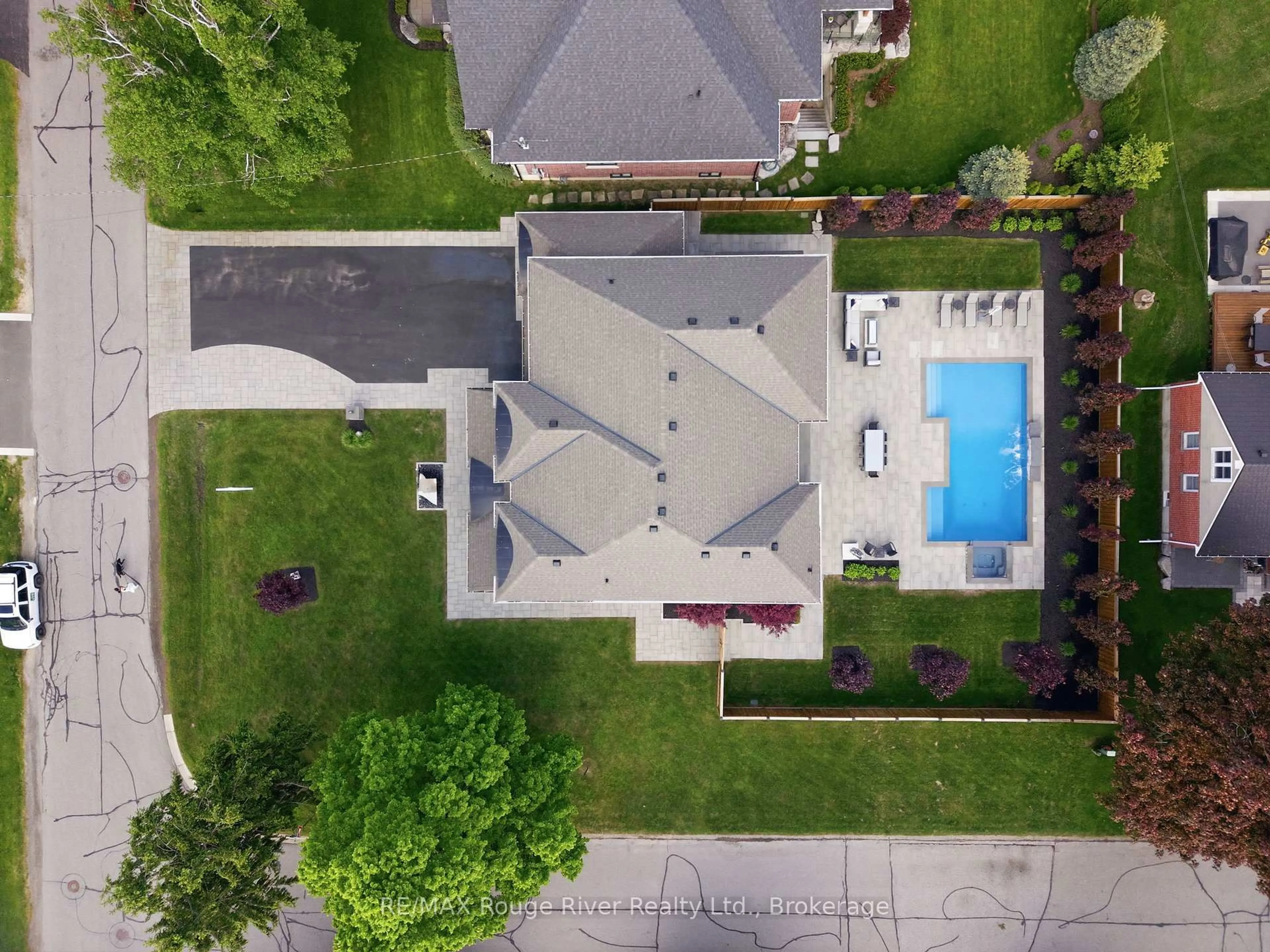 A pic from outside/outdoor area/front of a property/back of a property/a pic from drone, street for 33 North St, Whitby Ontario L1M 1C2
