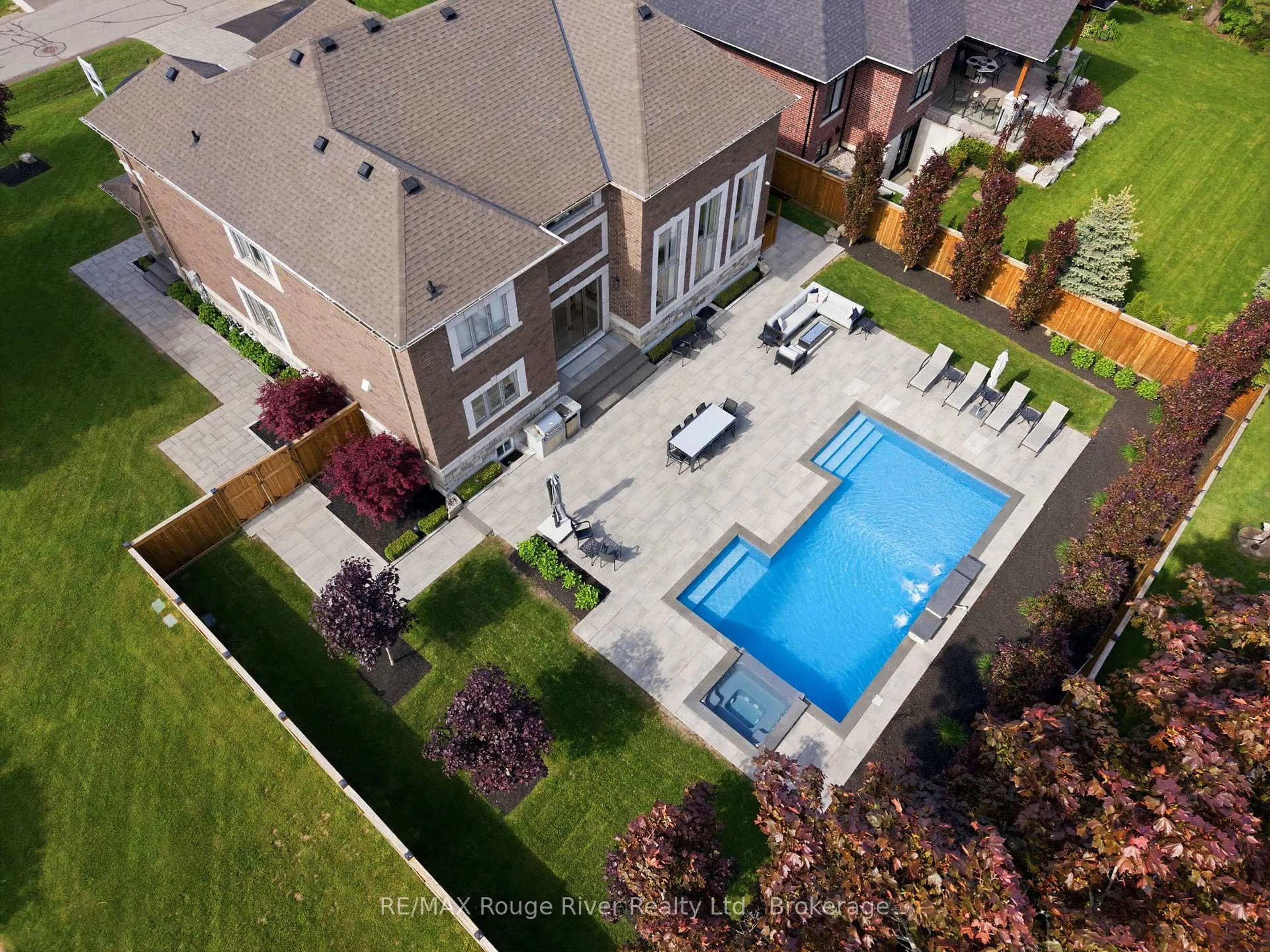 A pic from outside/outdoor area/front of a property/back of a property/a pic from drone, unknown for 33 North St, Whitby Ontario L1M 1C2