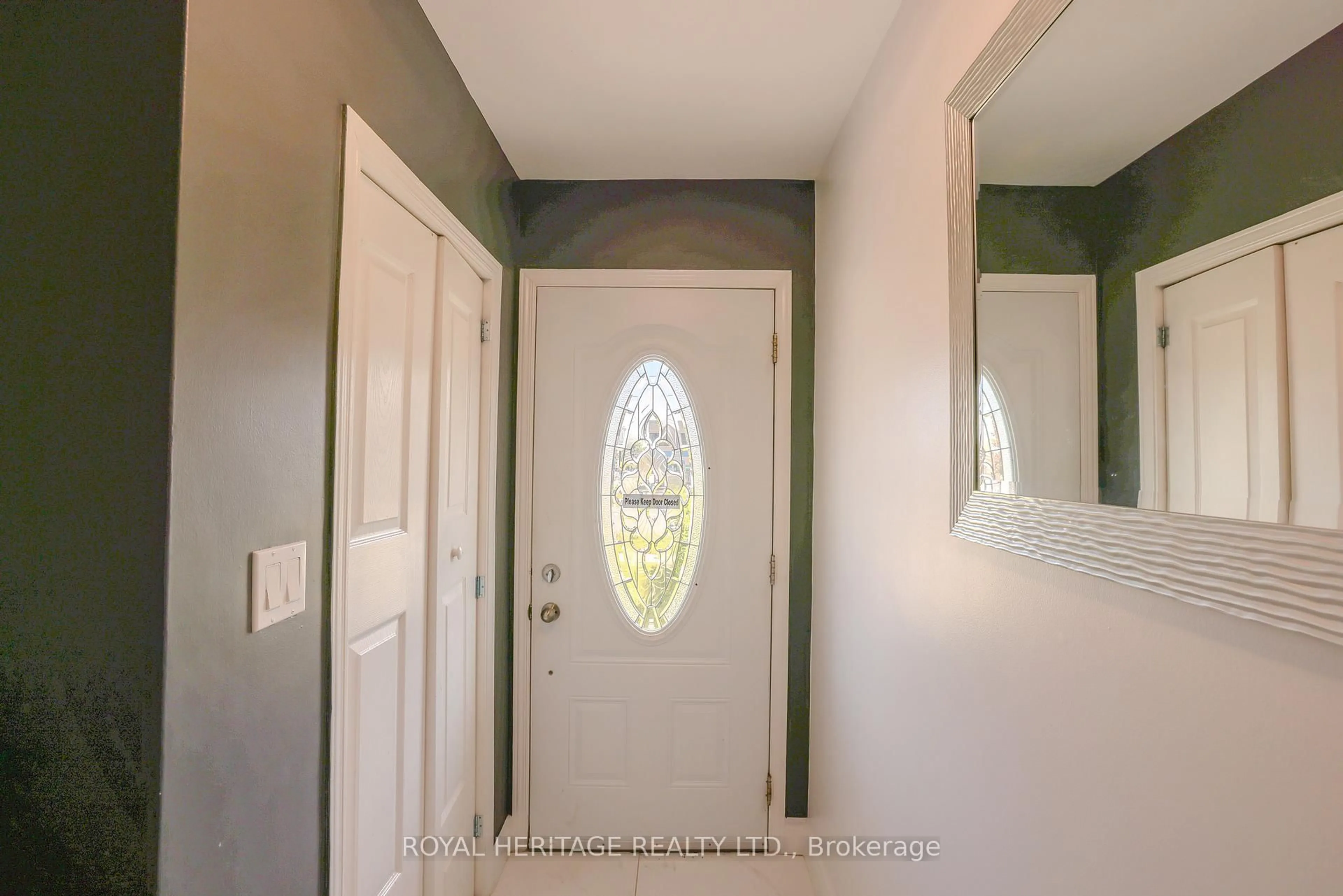 Indoor entryway for 1092 Cedar St, Oshawa Ontario L1J 3R9
