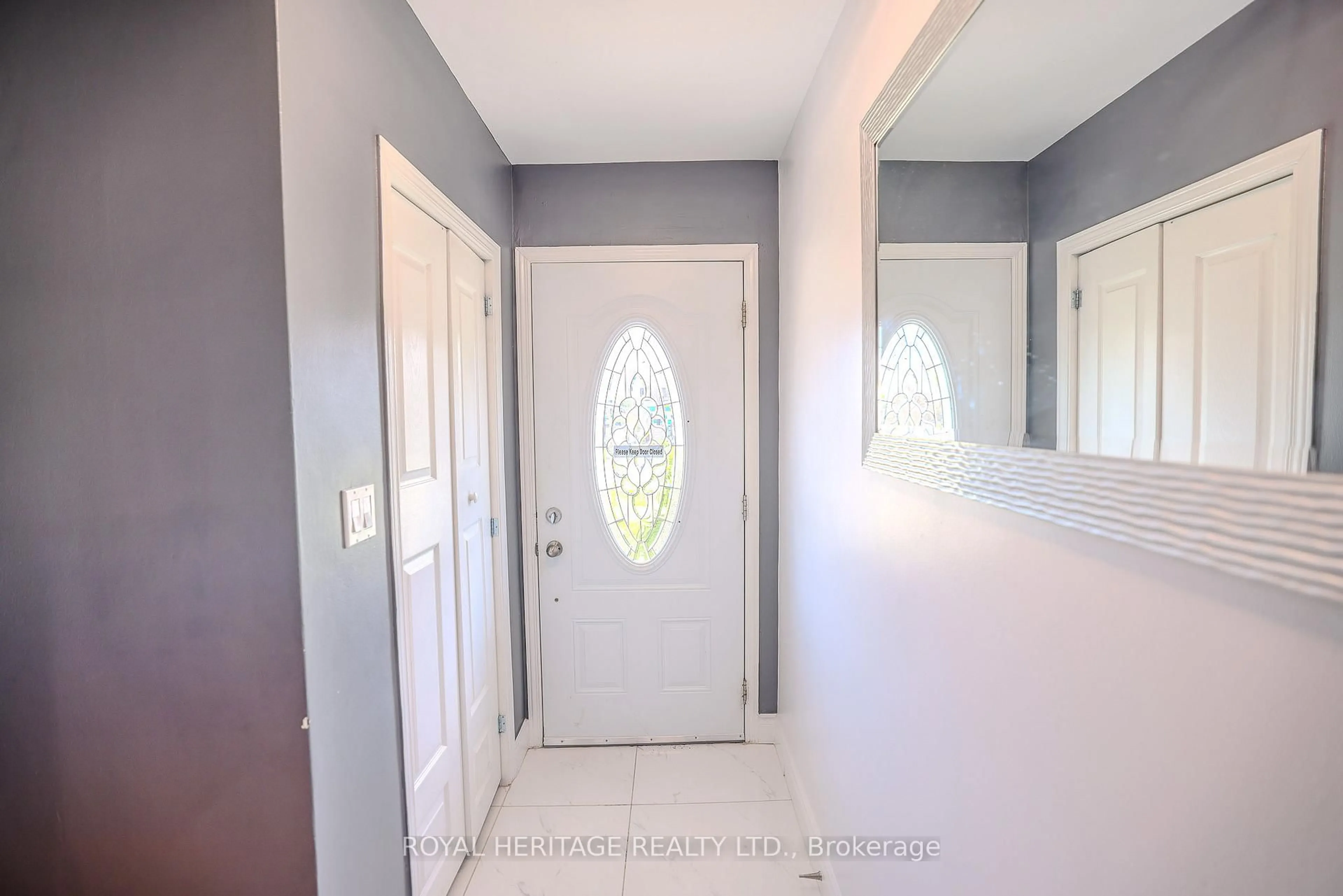 Indoor entryway for 1092 Cedar St, Oshawa Ontario L1J 3R9