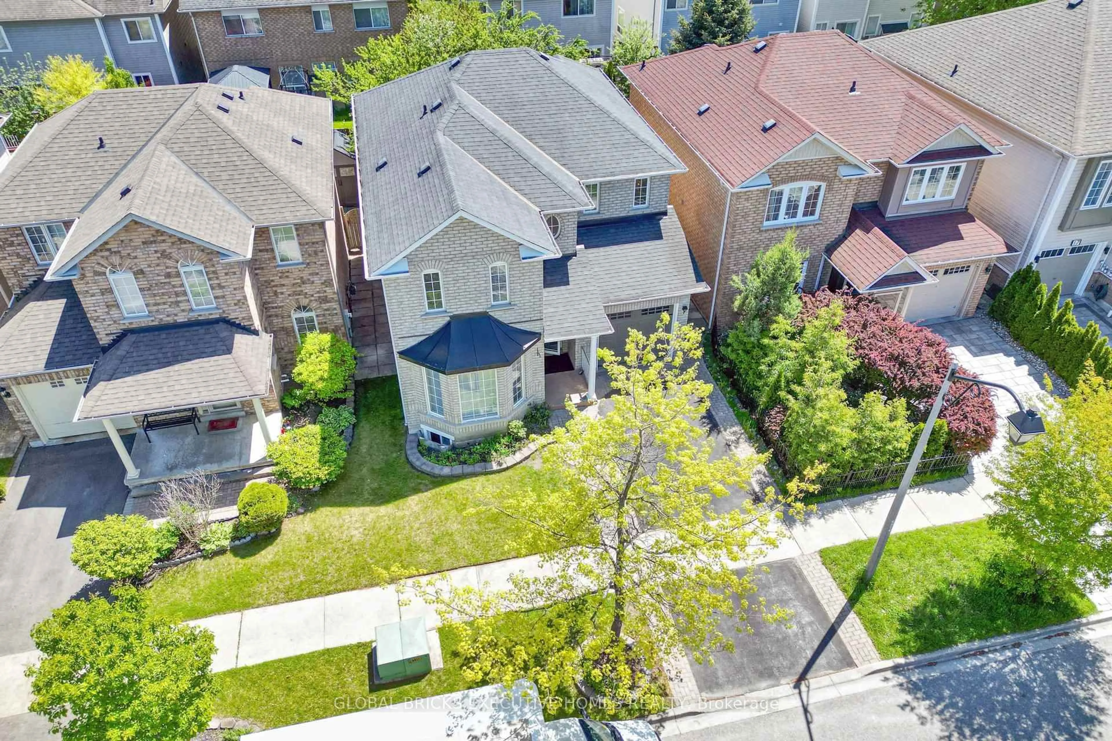 A pic from outside/outdoor area/front of a property/back of a property/a pic from drone, street for 13 Howling Cres, Ajax Ontario L1S 7N7