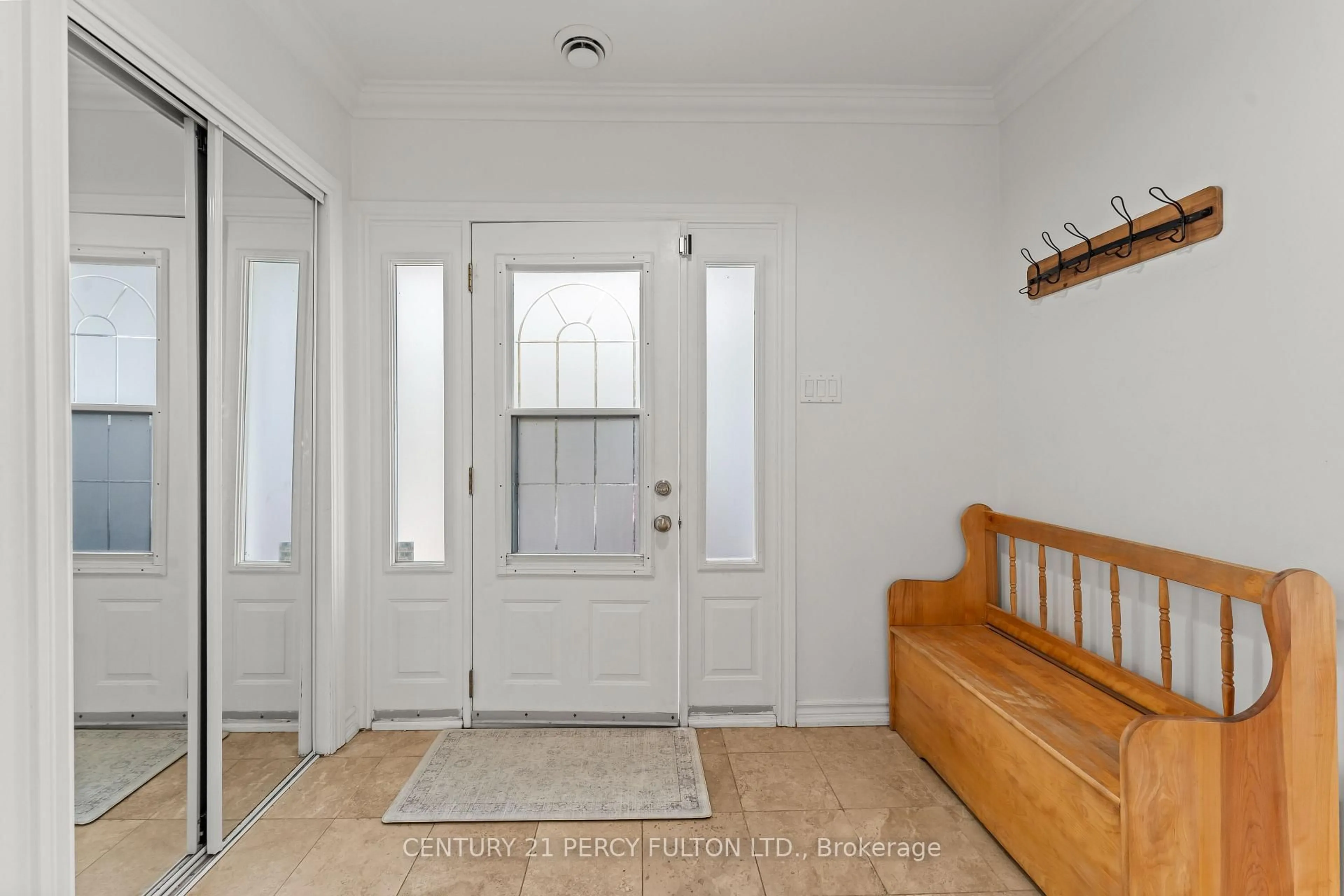 Indoor entryway for 127 Cedar Crest Beach Rd, Clarington Ontario L1C 3K3