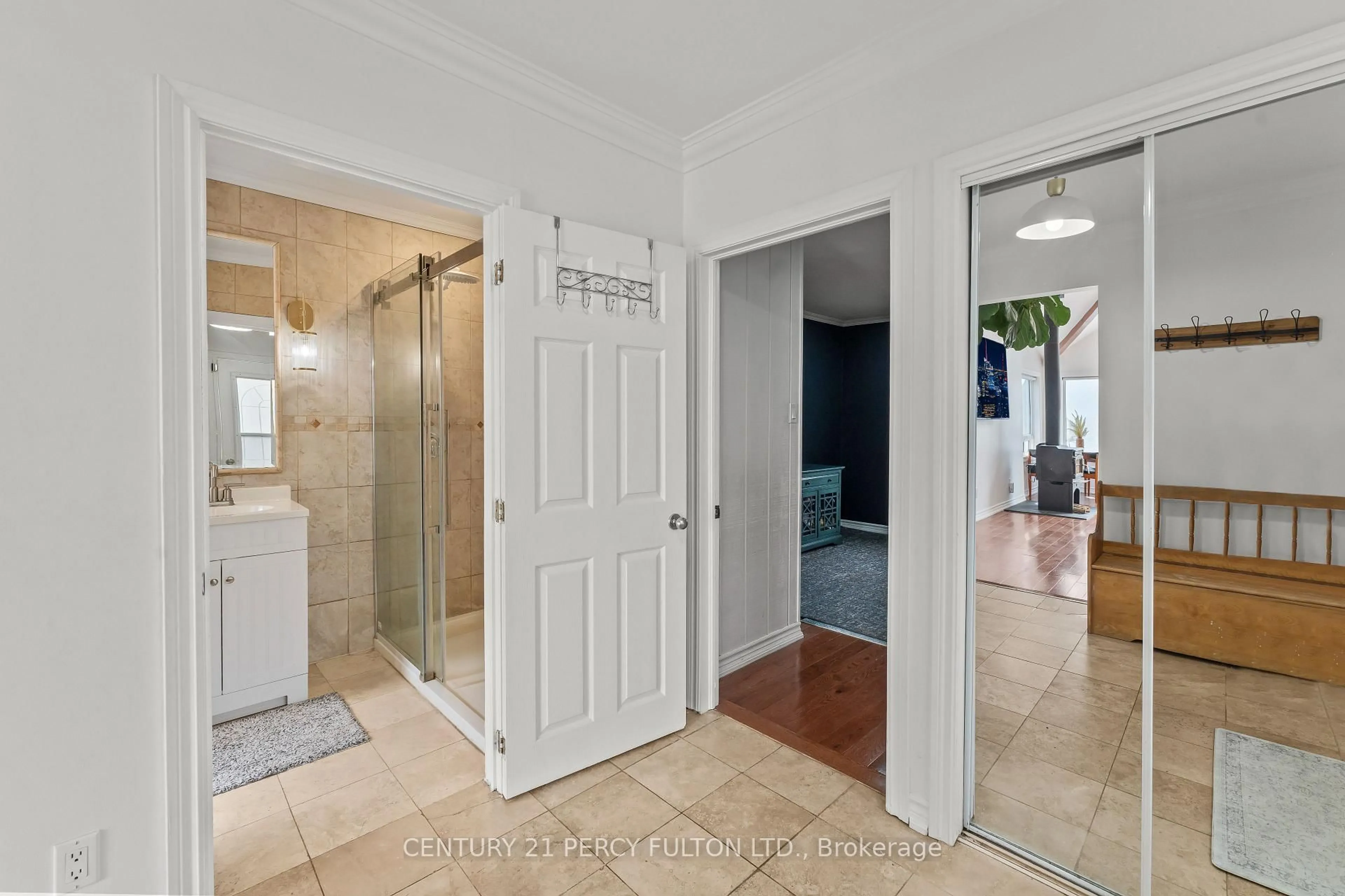 Indoor entryway for 127 Cedar Crest Beach Rd, Clarington Ontario L1C 3K3