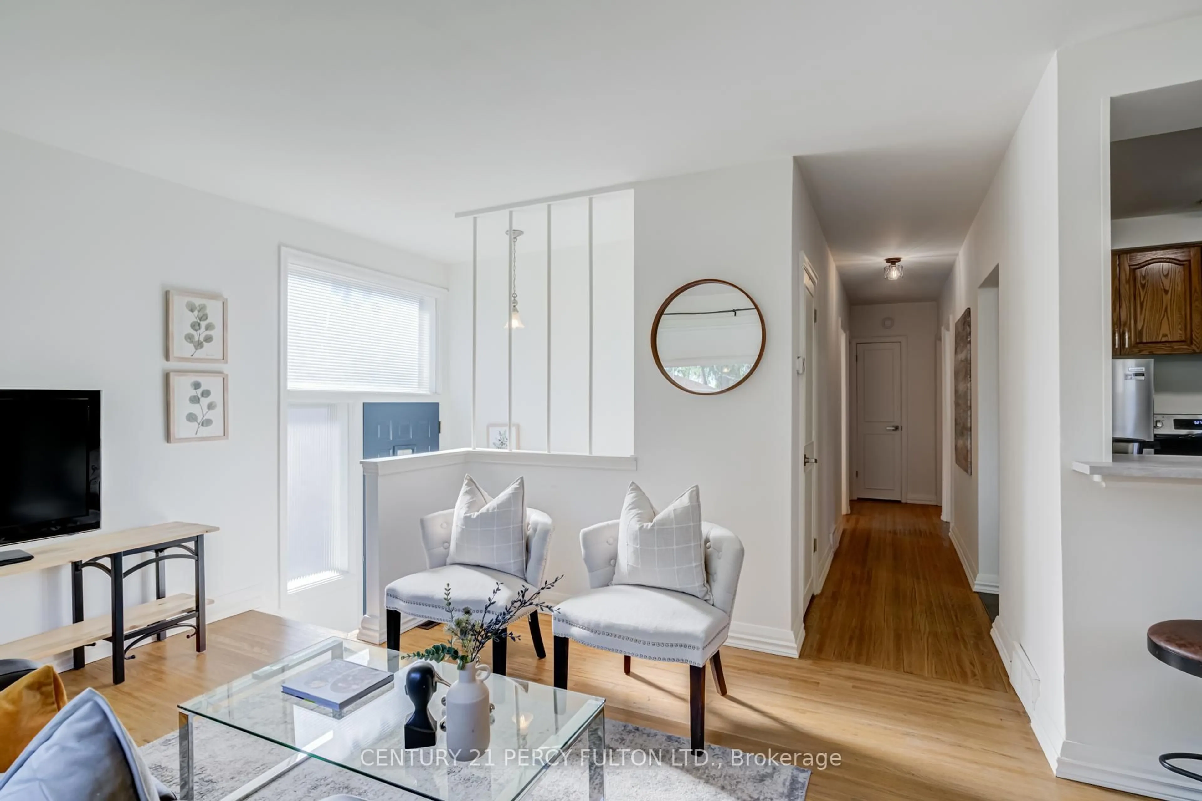 Living room with furniture, wood/laminate floor for 10 Mendip Cres, Toronto Ontario M1P 1Y4