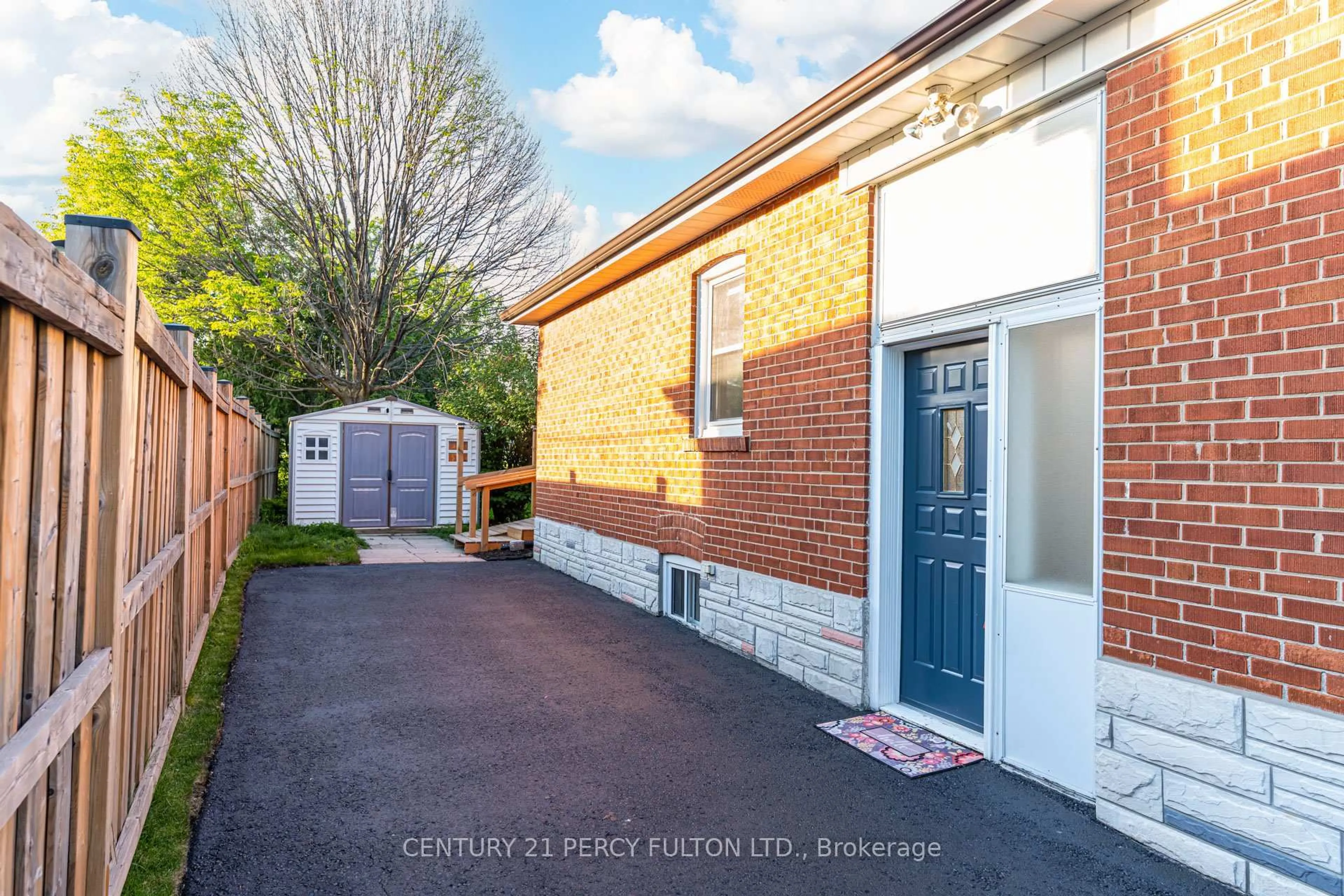 A pic from outside/outdoor area/front of a property/back of a property/a pic from drone, street for 10 Mendip Cres, Toronto Ontario M1P 1Y4