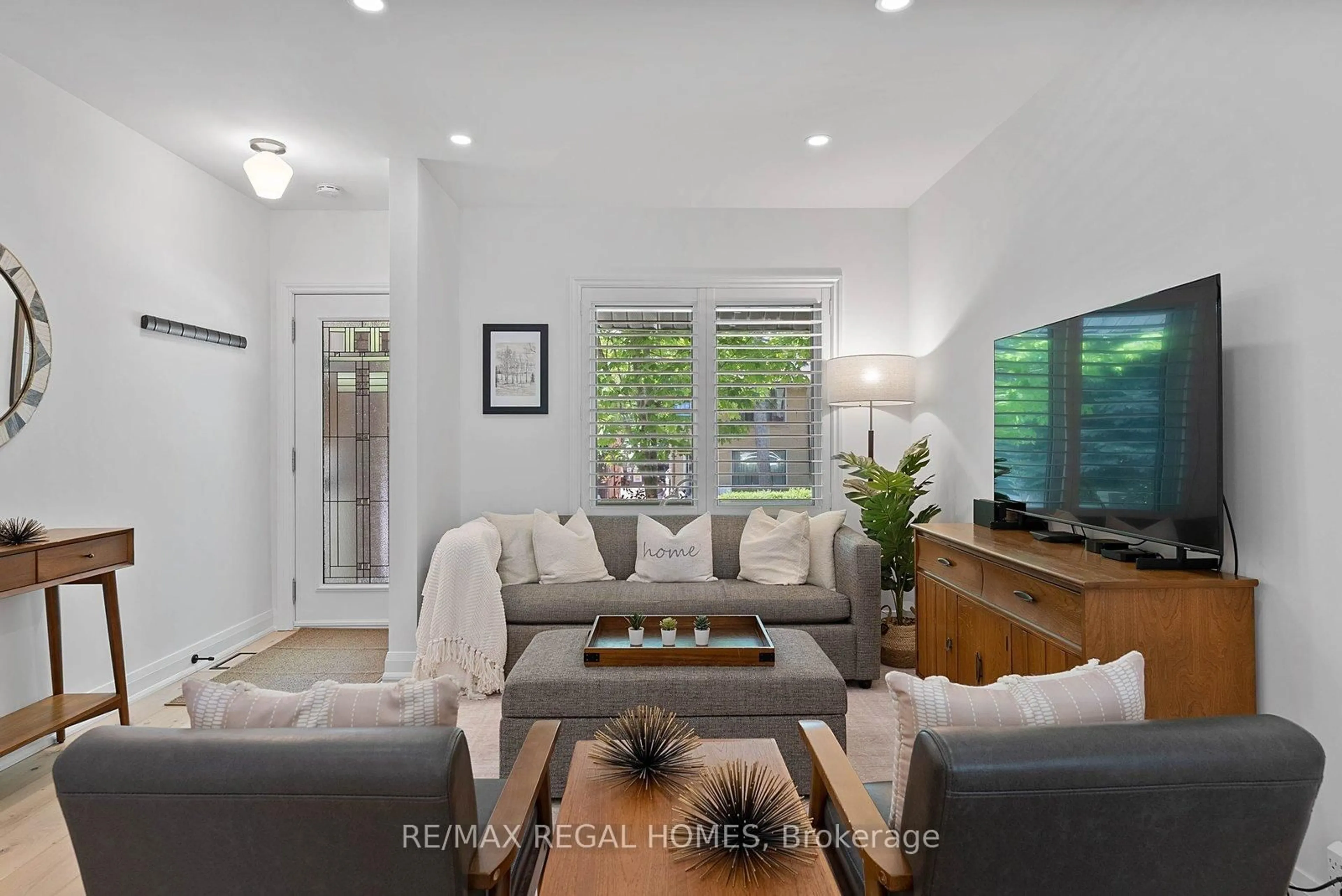 Living room with furniture, unknown for 459 Ashdale Ave, Toronto Ontario M4L 2Z3