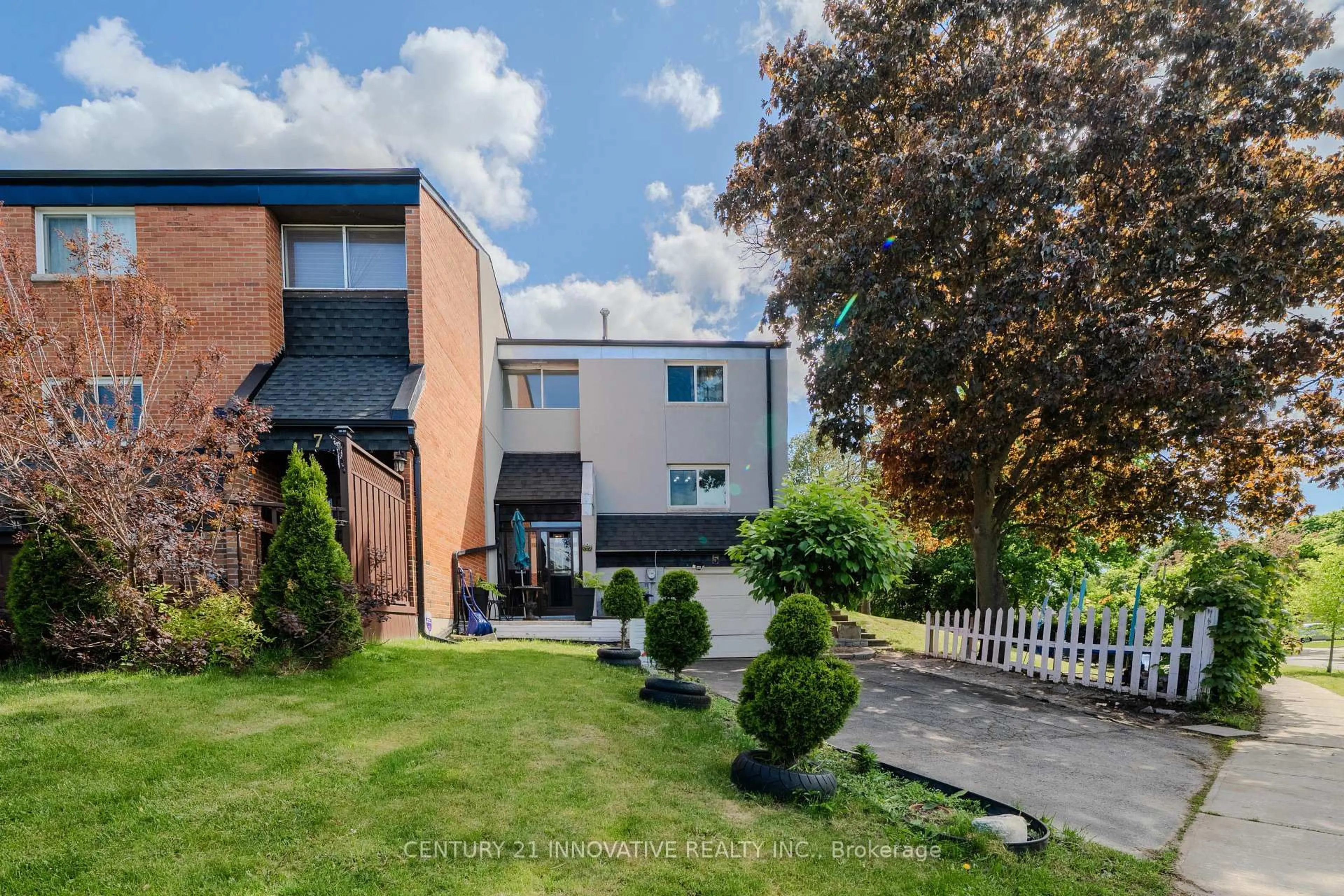 A pic from outside/outdoor area/front of a property/back of a property/a pic from drone, street for 5 Cheatham Pl, Toronto Ontario M1B 1C1
