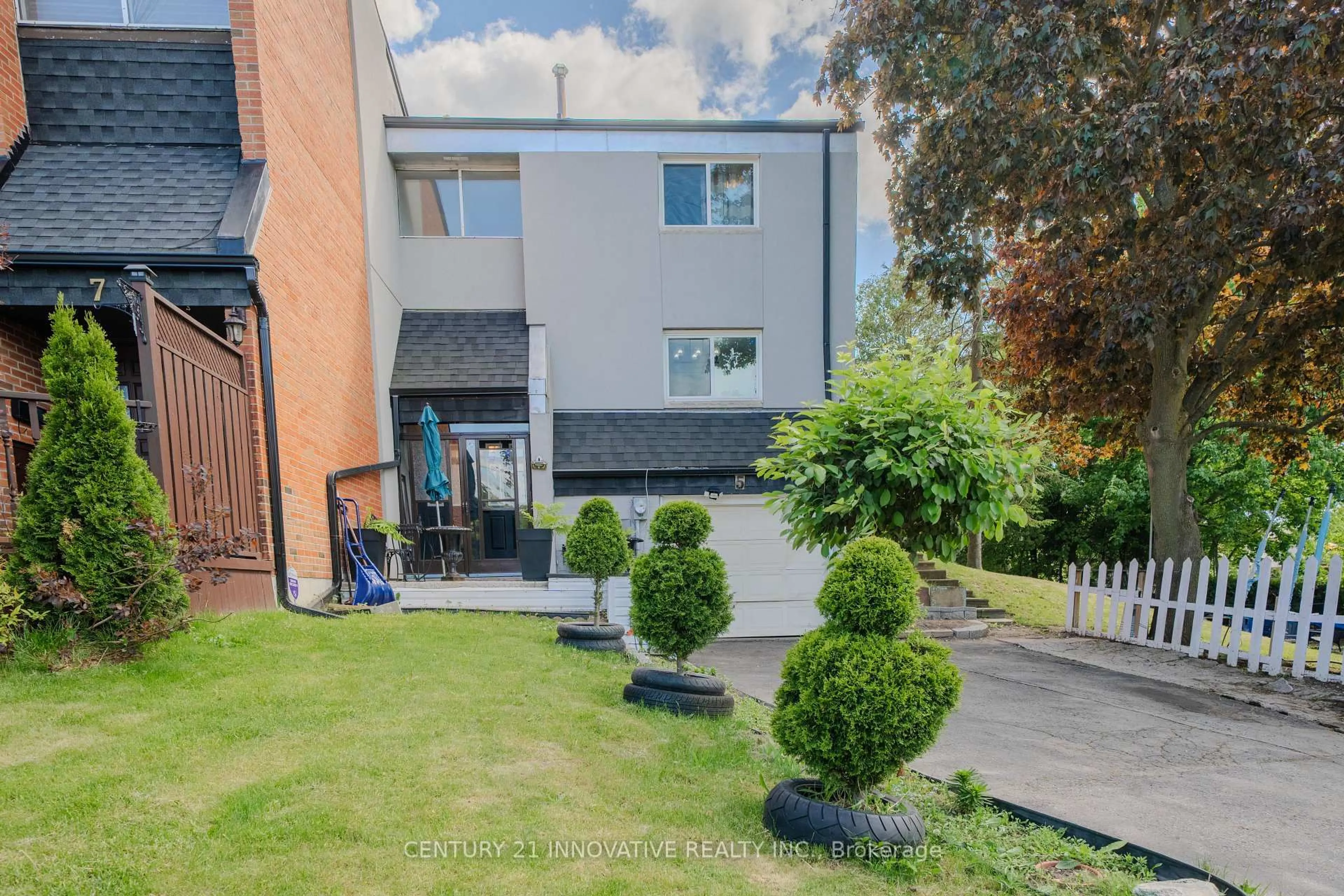 A pic from outside/outdoor area/front of a property/back of a property/a pic from drone, street for 5 Cheatham Pl, Toronto Ontario M1B 1C1