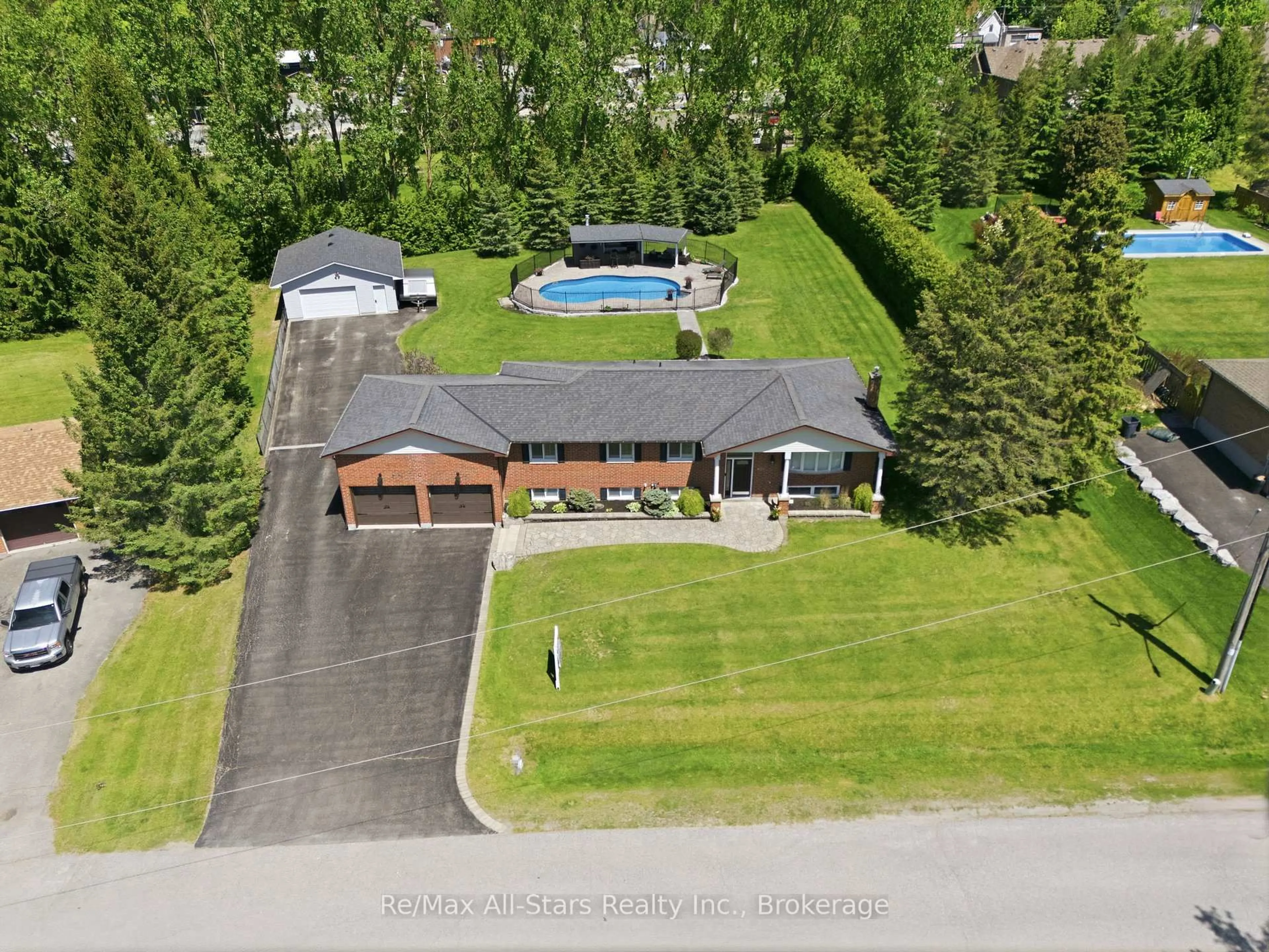 A pic from outside/outdoor area/front of a property/back of a property/a pic from drone, unknown for 601 Alma St, Scugog Ontario L9L 1C7