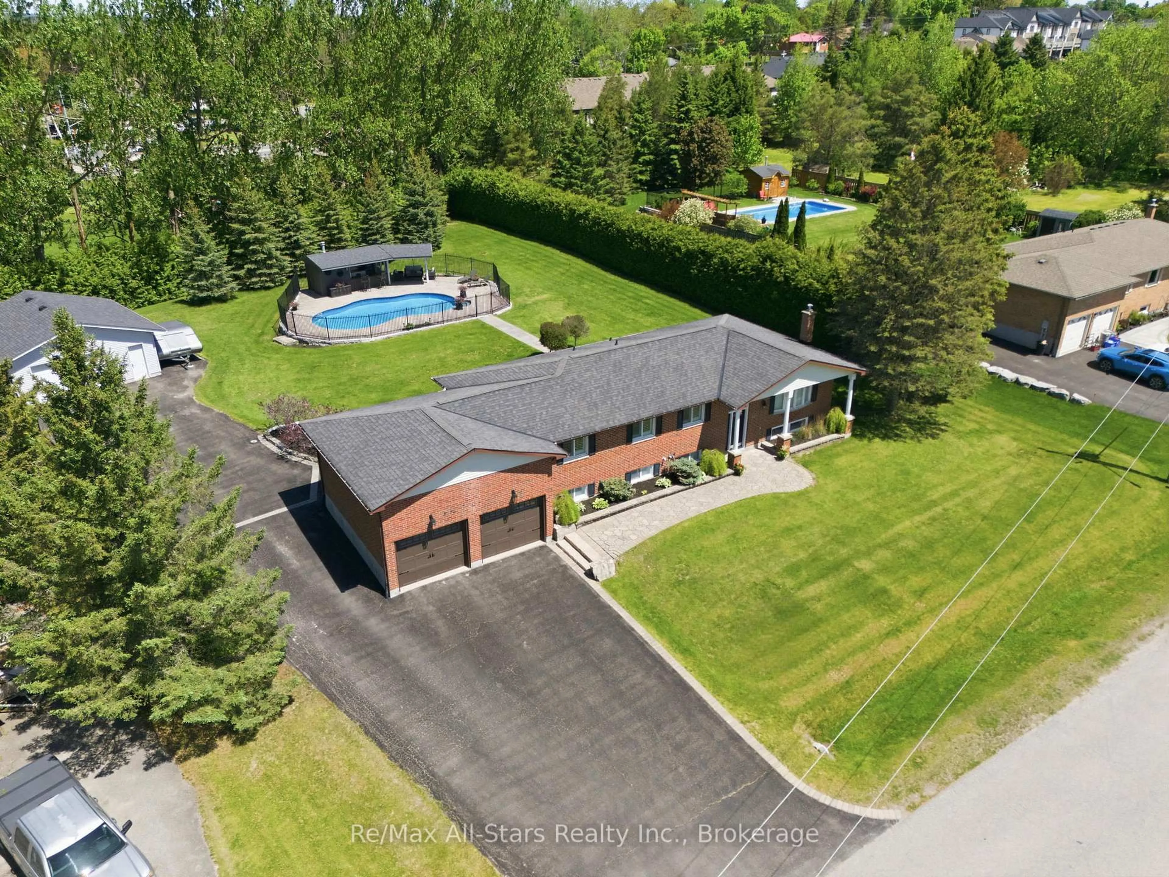 A pic from outside/outdoor area/front of a property/back of a property/a pic from drone, unknown for 601 Alma St, Scugog Ontario L9L 1C7