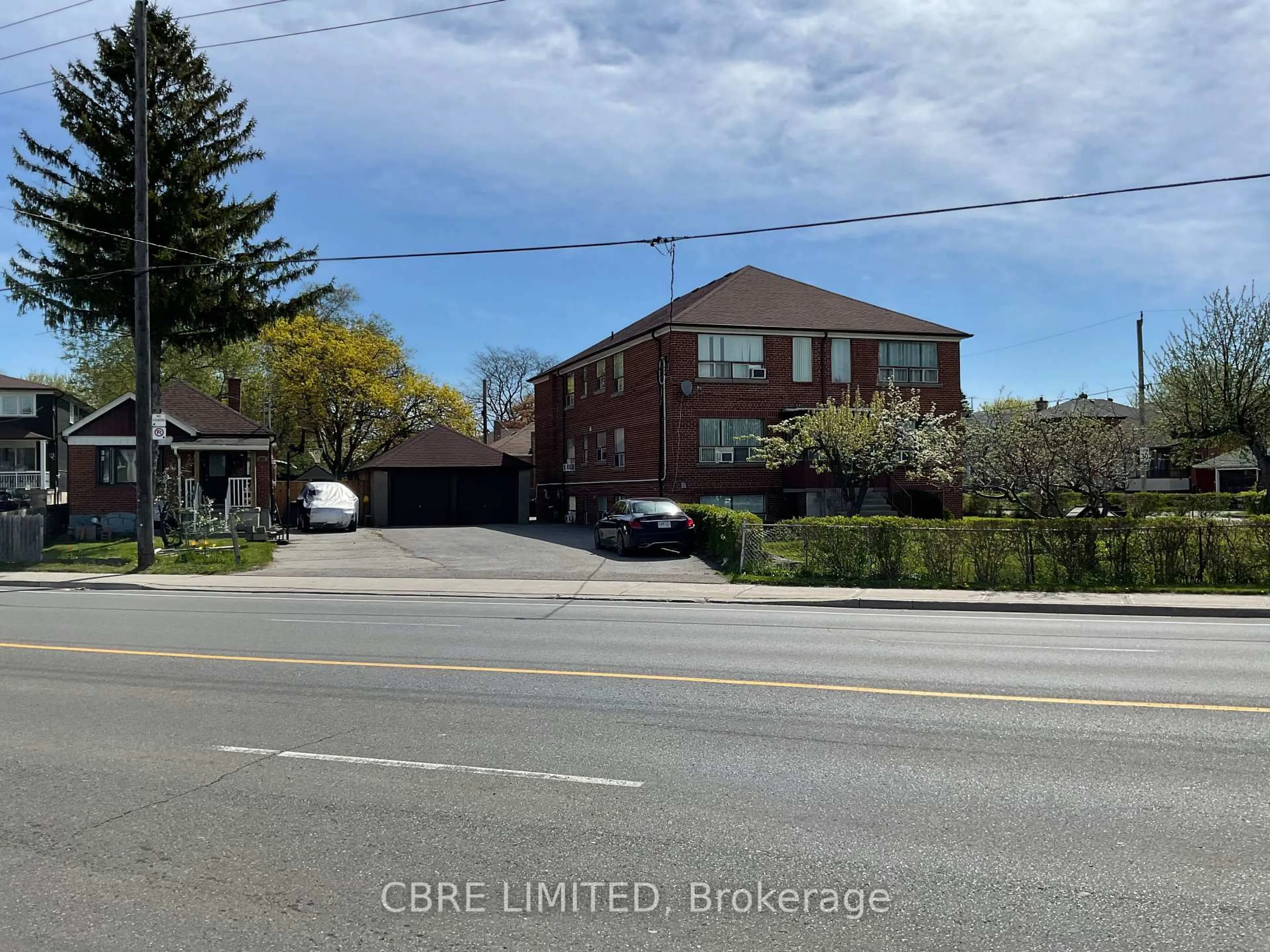 A pic from outside/outdoor area/front of a property/back of a property/a pic from drone, street for 587 Danforth Rd, Toronto Ontario M1S 1P4