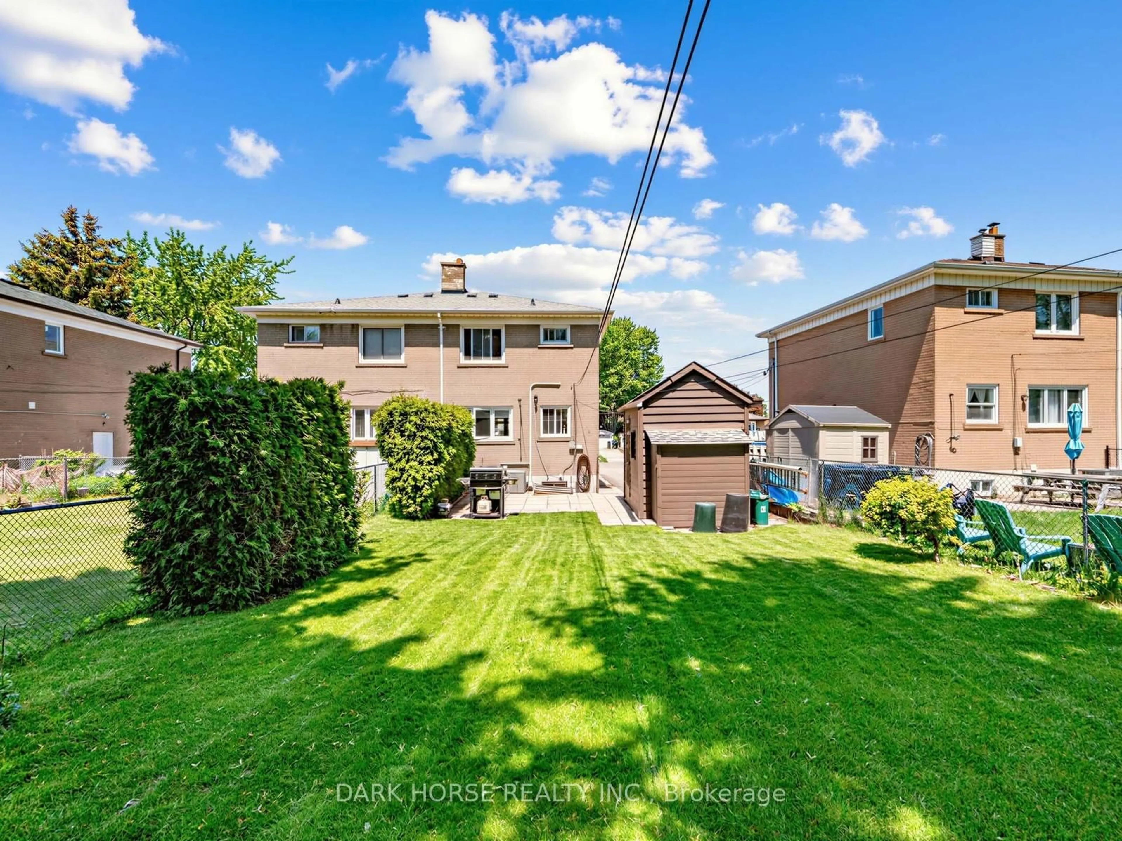 A pic from outside/outdoor area/front of a property/back of a property/a pic from drone, street for 7 Medway Cres, Toronto Ontario M1P 3T7