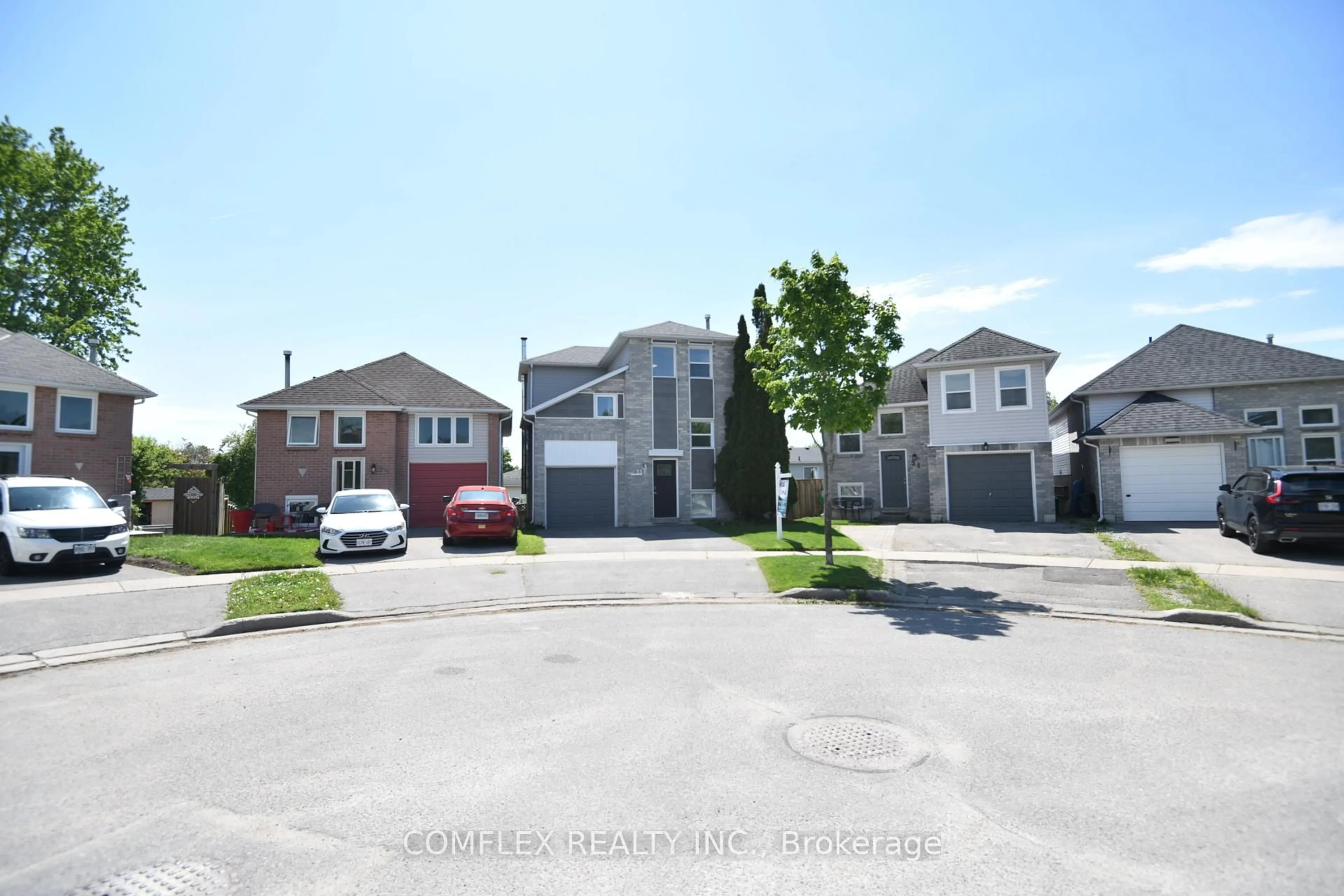 A pic from outside/outdoor area/front of a property/back of a property/a pic from drone, street for 33 Broadlands Cres, Clarington Ontario L1E 1R2