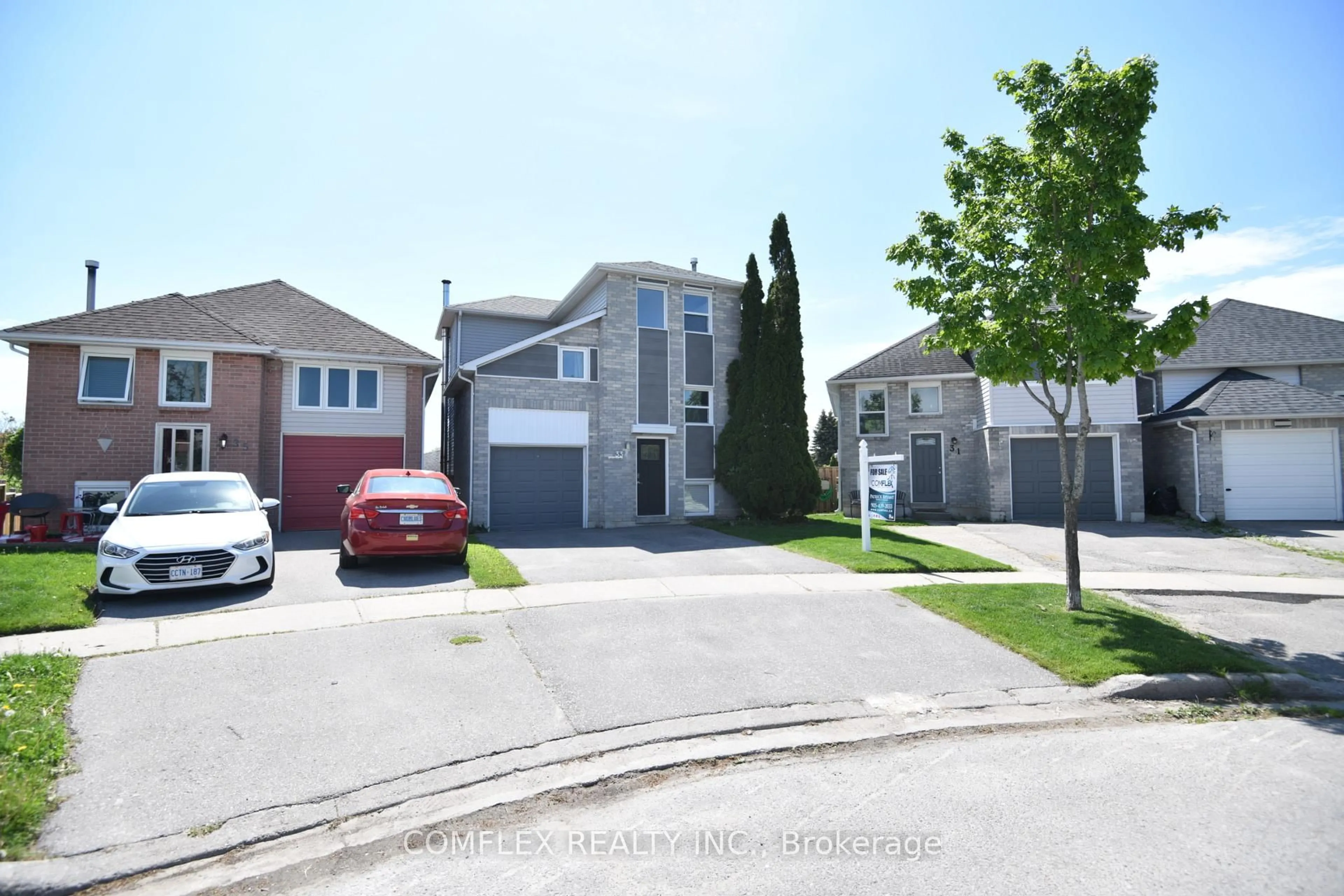 A pic from outside/outdoor area/front of a property/back of a property/a pic from drone, street for 33 Broadlands Cres, Clarington Ontario L1E 1R2