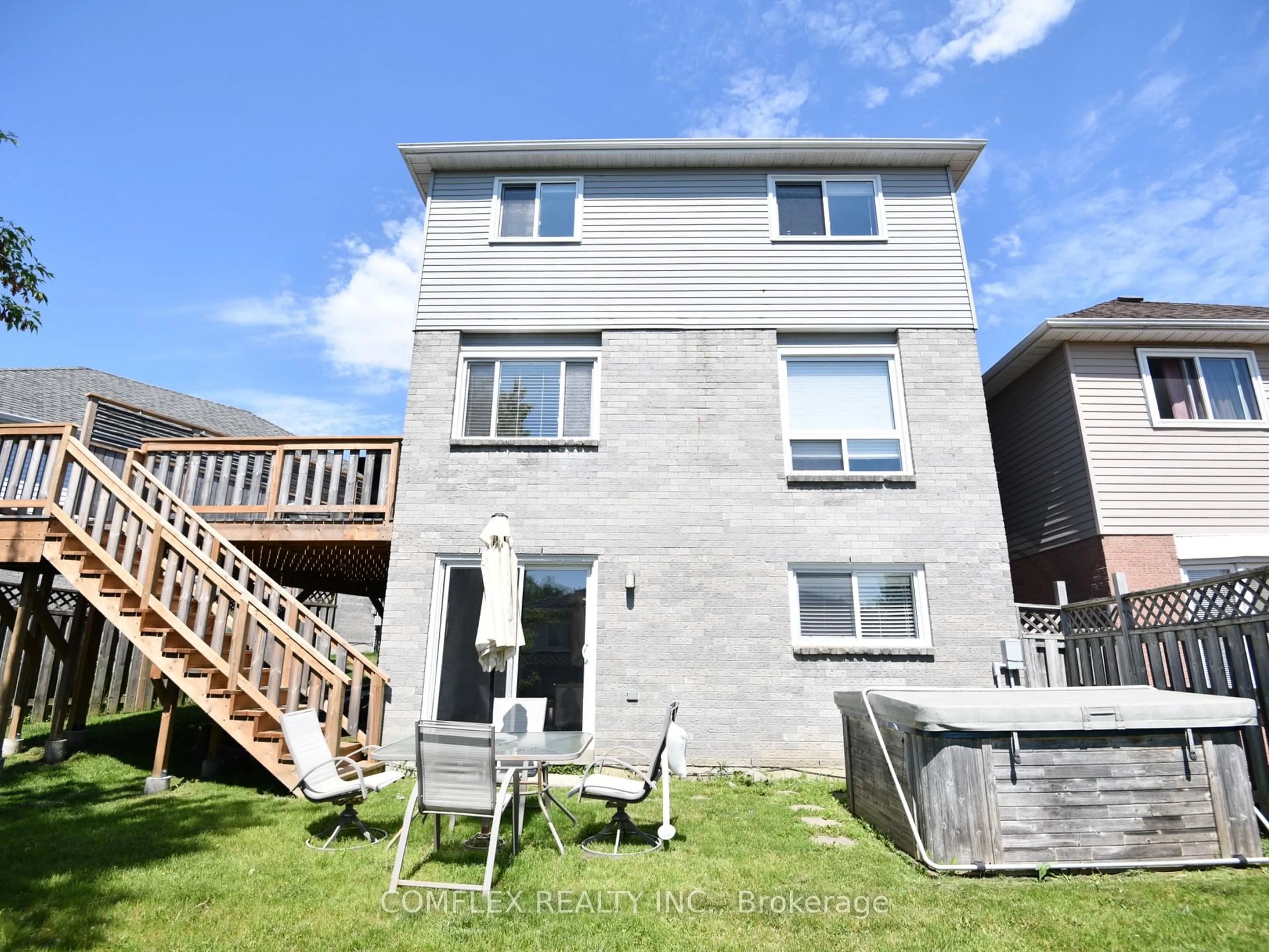 Patio, building for 33 Broadlands Cres, Clarington Ontario L1E 1R2
