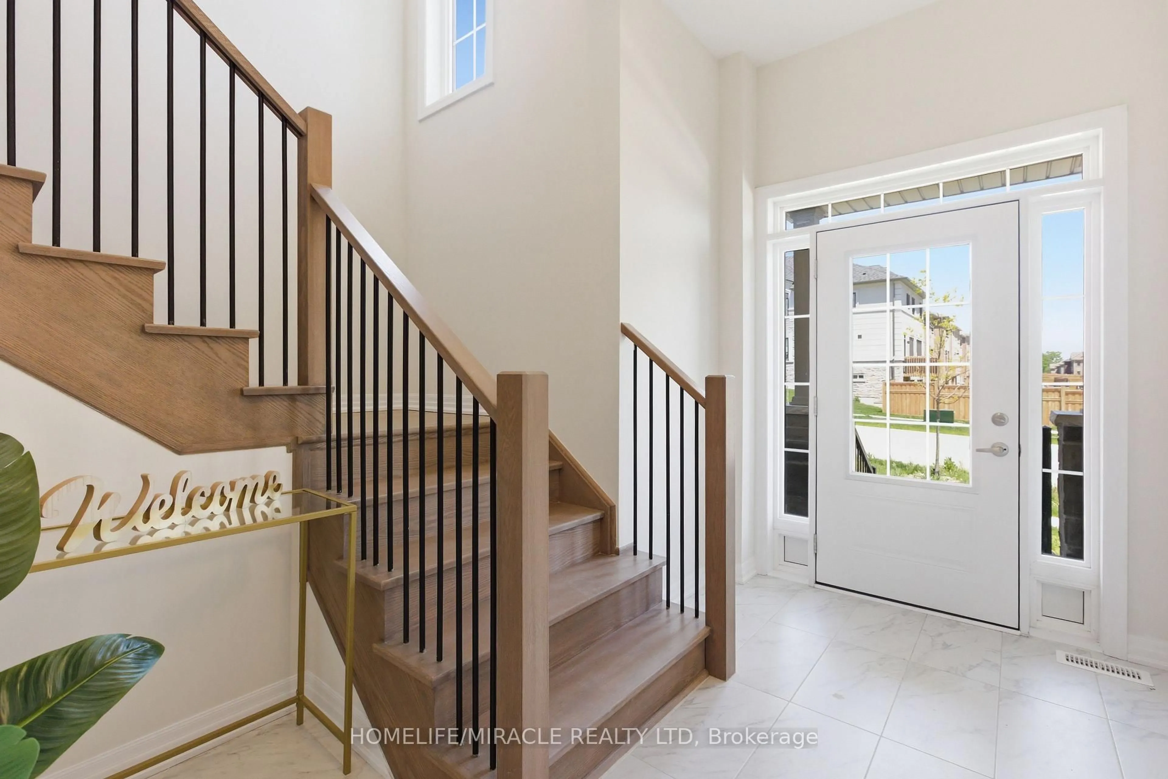 Indoor entryway for 86 Belmont Dr, Clarington Ontario L1B 0W8