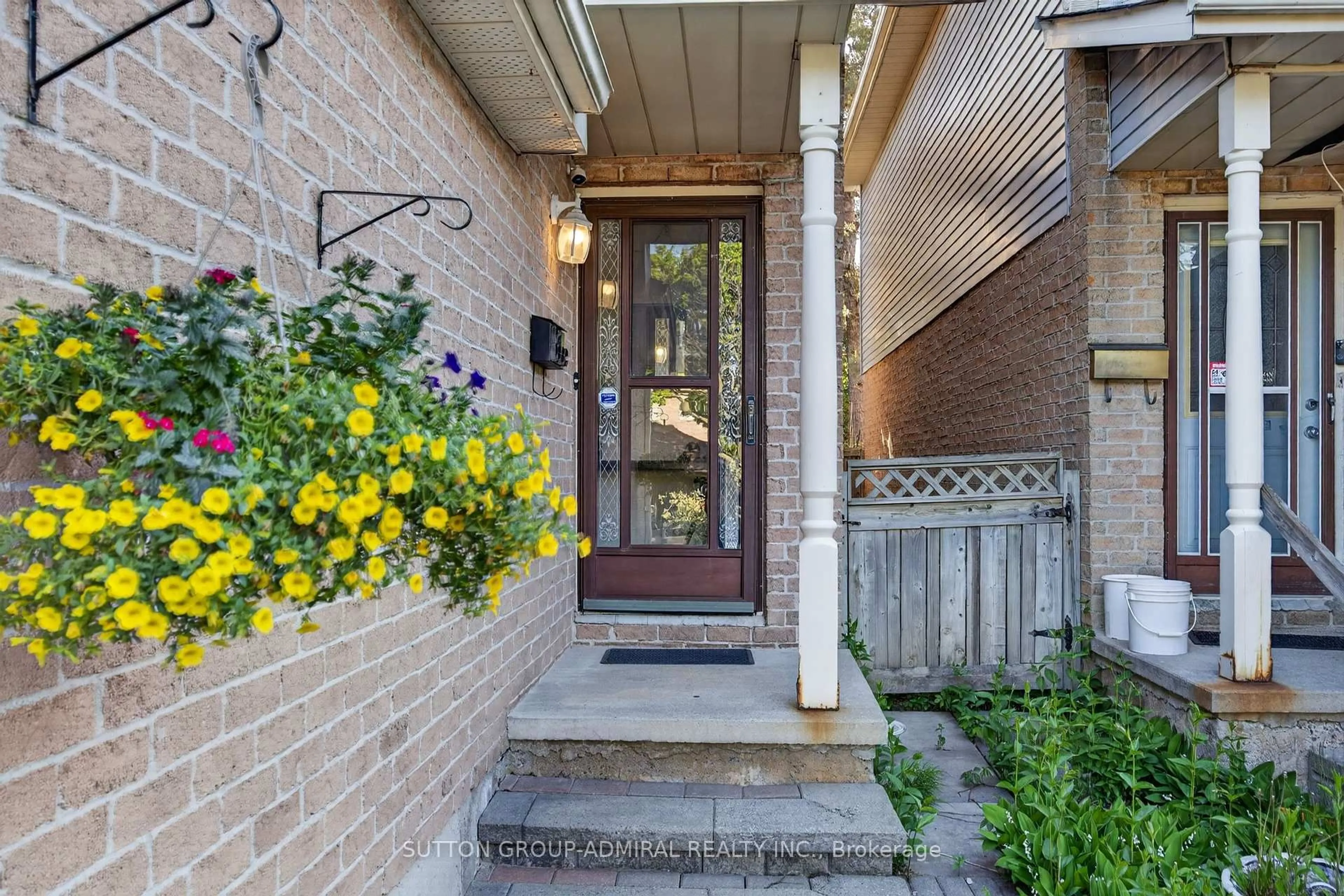 Indoor entryway for 90 Rice Dr, Whitby Ontario L1N 7Y3