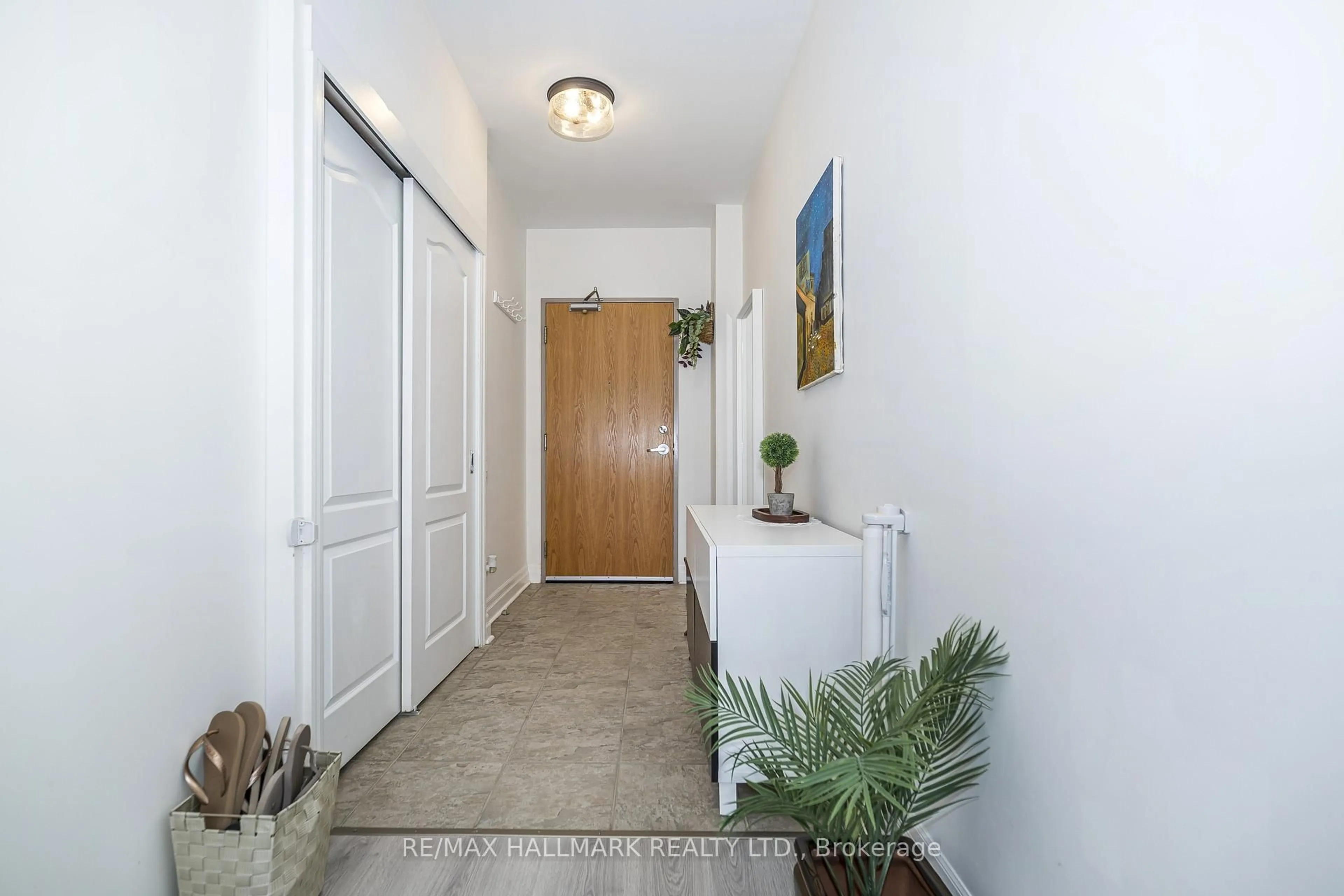 Indoor entryway for 44 Bond St #514, Oshawa Ontario L1G 6R2