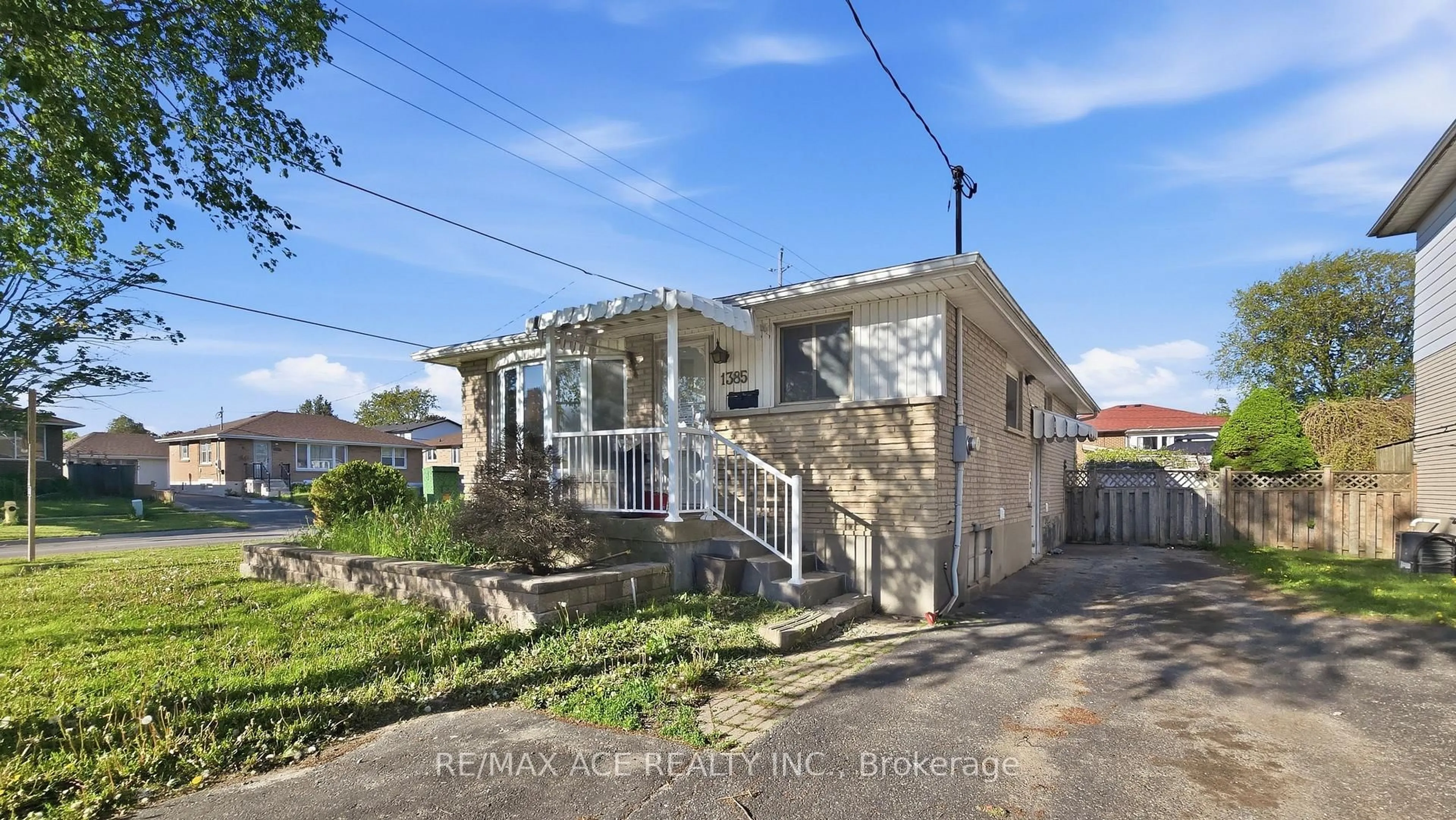 A pic from outside/outdoor area/front of a property/back of a property/a pic from drone, street for 1385 Park Rd, Oshawa Ontario L1J 4K4