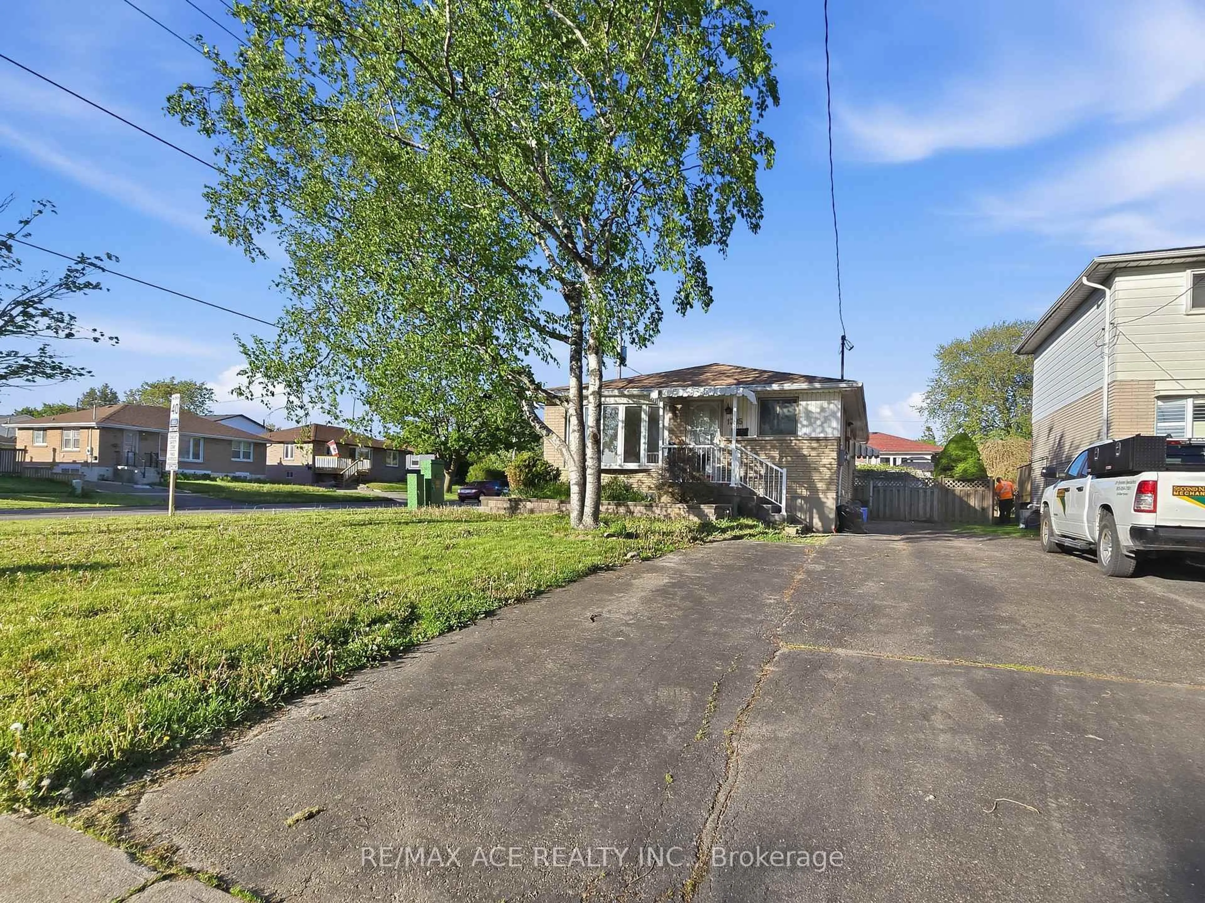 A pic from outside/outdoor area/front of a property/back of a property/a pic from drone, street for 1385 Park Rd, Oshawa Ontario L1J 4K4