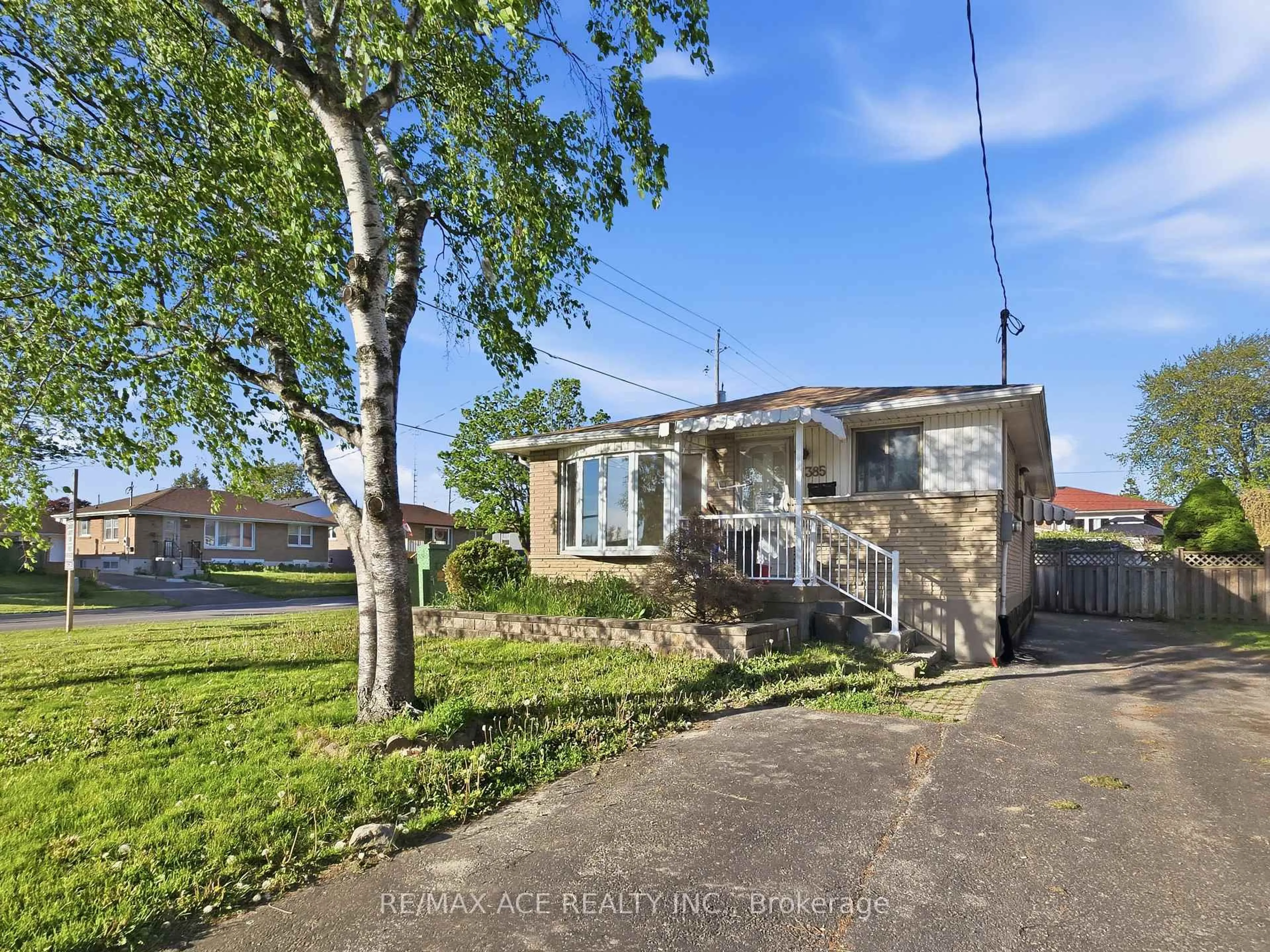 A pic from outside/outdoor area/front of a property/back of a property/a pic from drone, street for 1385 Park Rd, Oshawa Ontario L1J 4K4