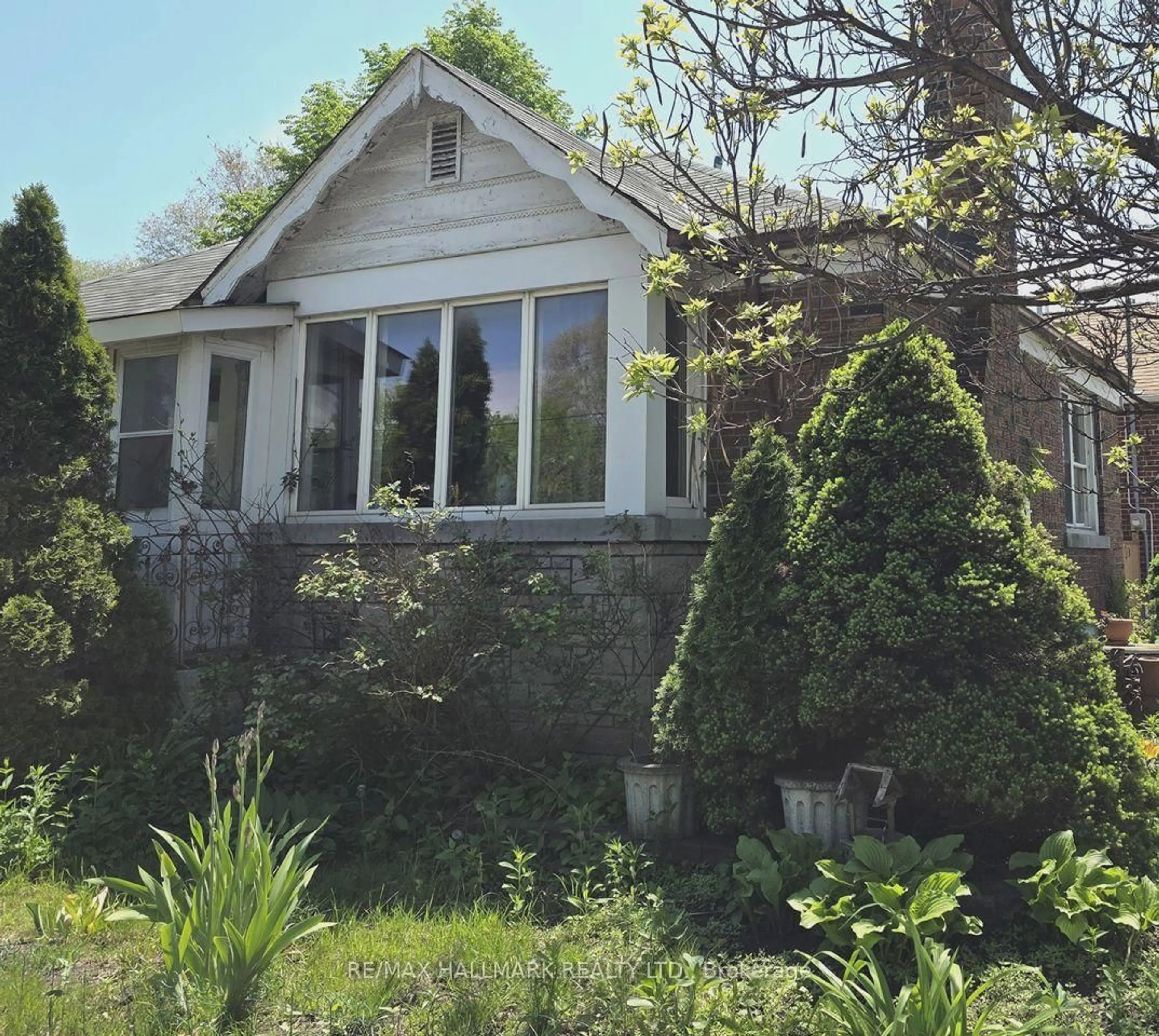 Home with vinyl exterior material, street for 115 Lankin Blvd, Toronto Ontario M4J 4X2