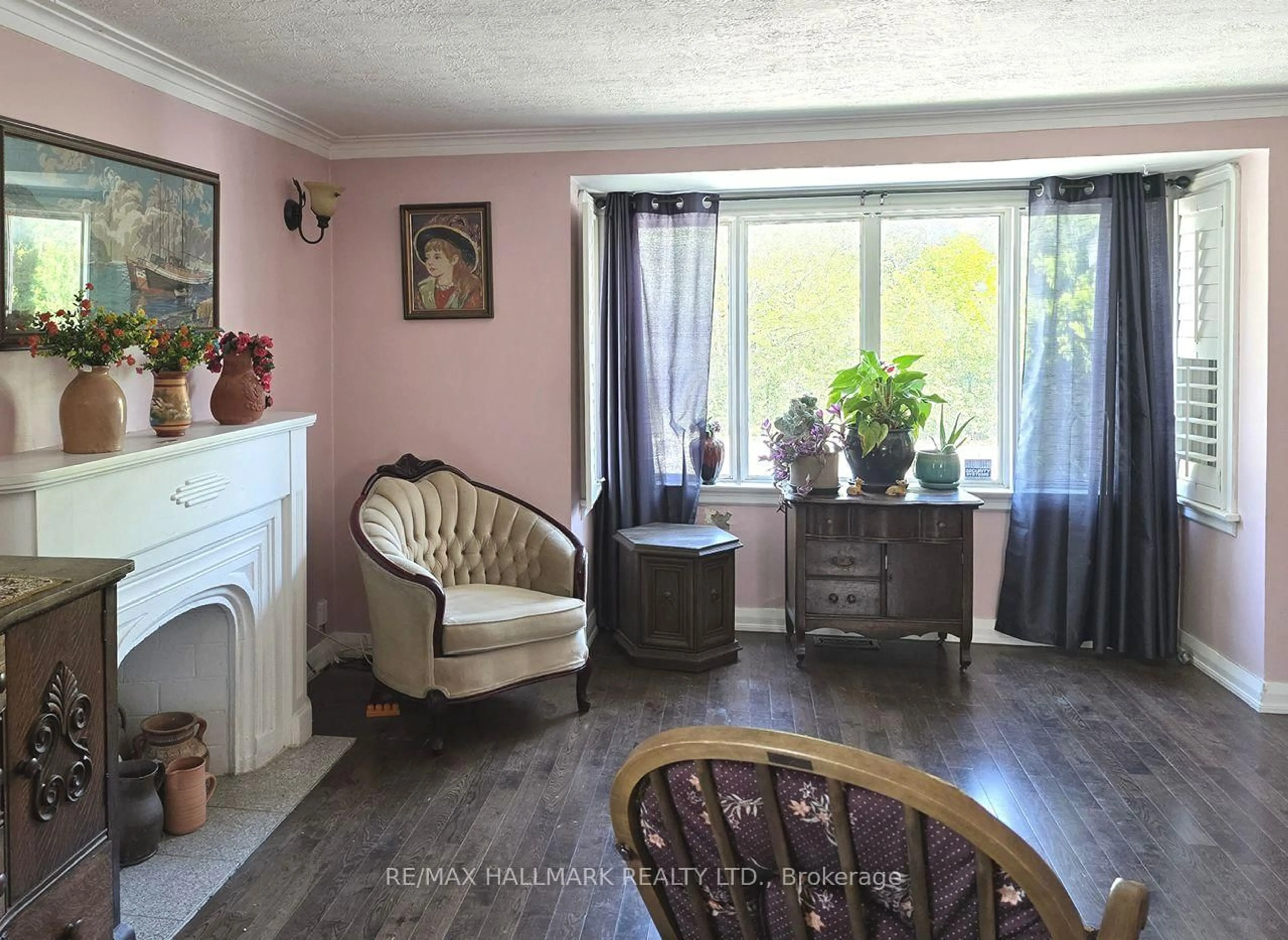 Living room with furniture, wood/laminate floor for 115 Lankin Blvd, Toronto Ontario M4J 4X2