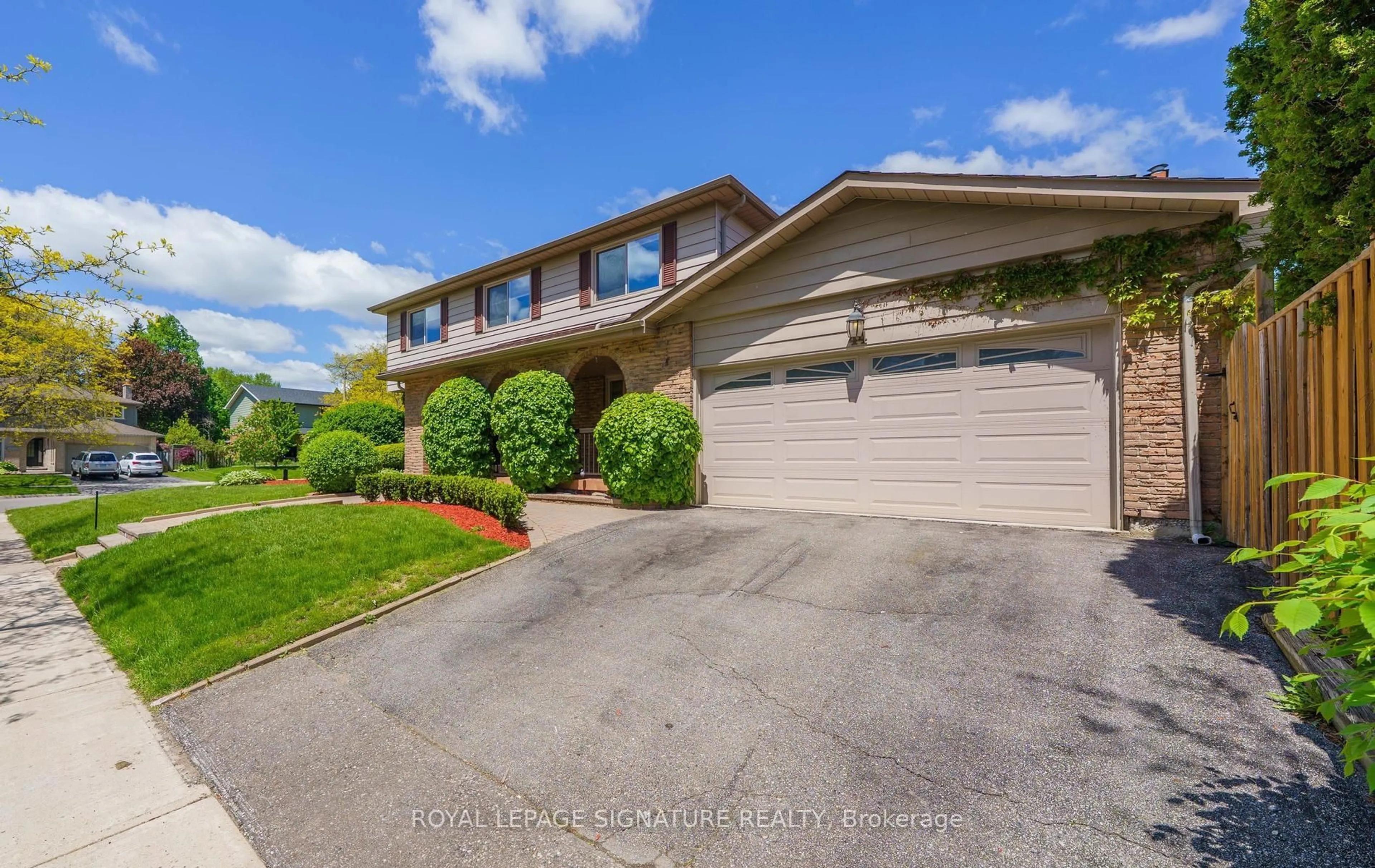 A pic from outside/outdoor area/front of a property/back of a property/a pic from drone, street for 44 Roydawn Cres, Toronto Ontario M1C 3C7
