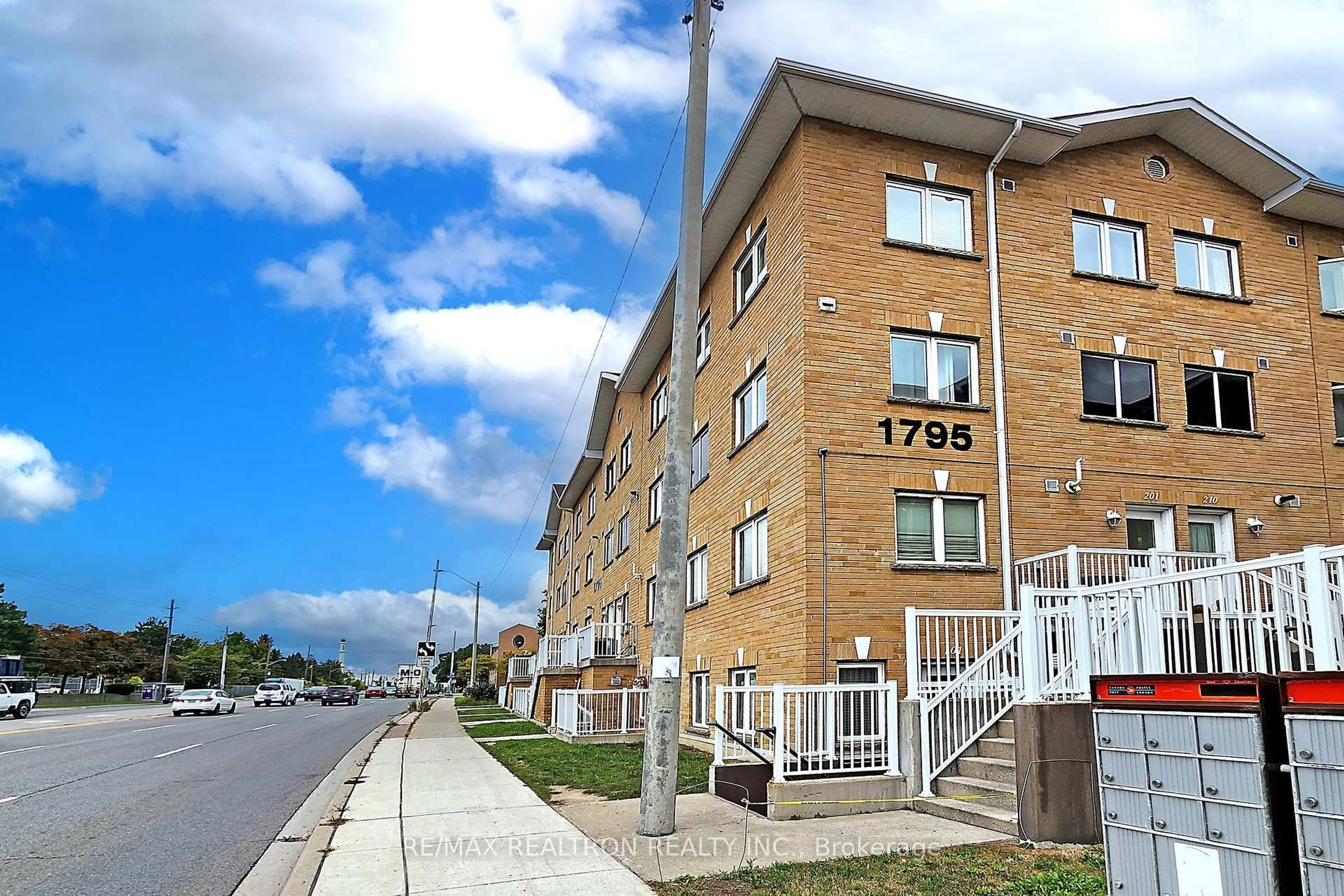 Patio, street for 1795 Markham Rd #106, Toronto Ontario M1B 2Z7