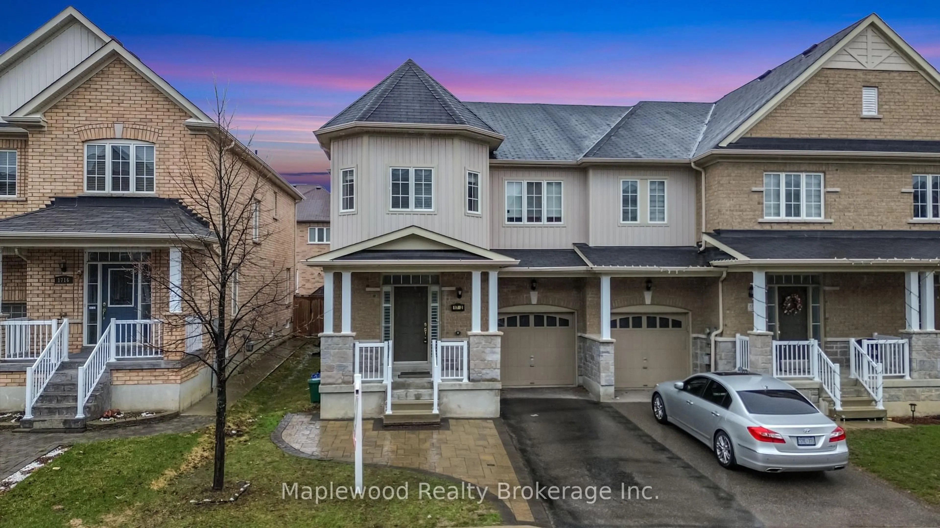 A pic from outside/outdoor area/front of a property/back of a property/a pic from drone, street for 1712 Carousel Dr, Pickering Ontario L1X 0C1