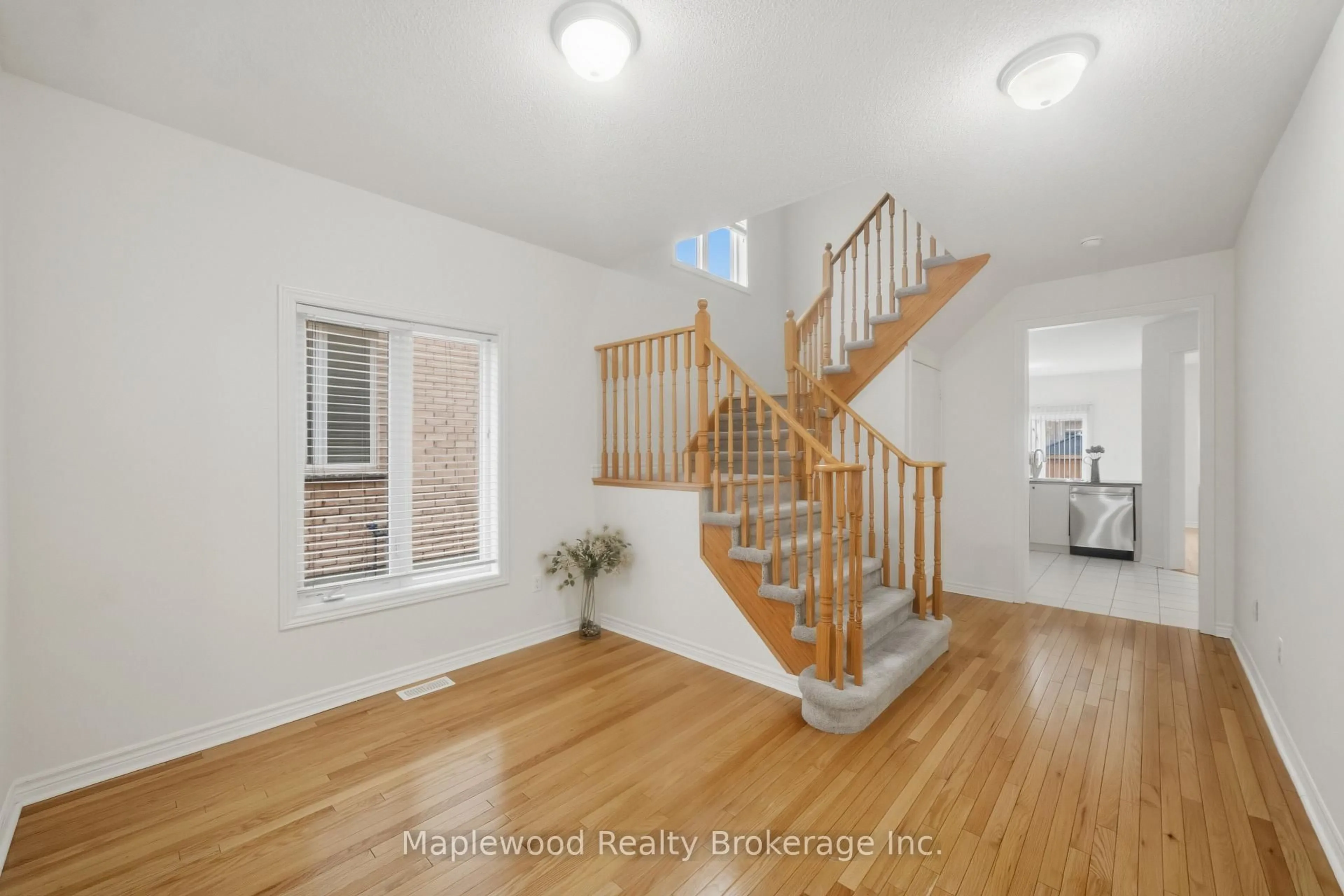 Indoor entryway for 1712 Carousel Dr, Pickering Ontario L1X 0C1