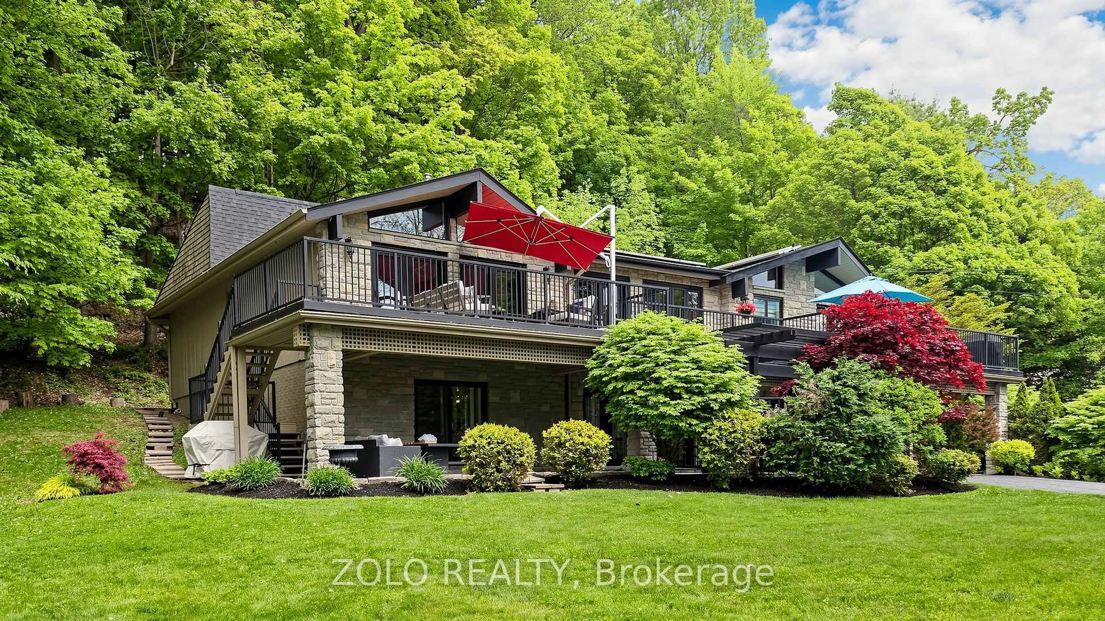 A pic from outside/outdoor area/front of a property/back of a property/a pic from drone, water/lake/river/ocean view for 41 Meadowcliffe Dr, Toronto Ontario M1M 2X8