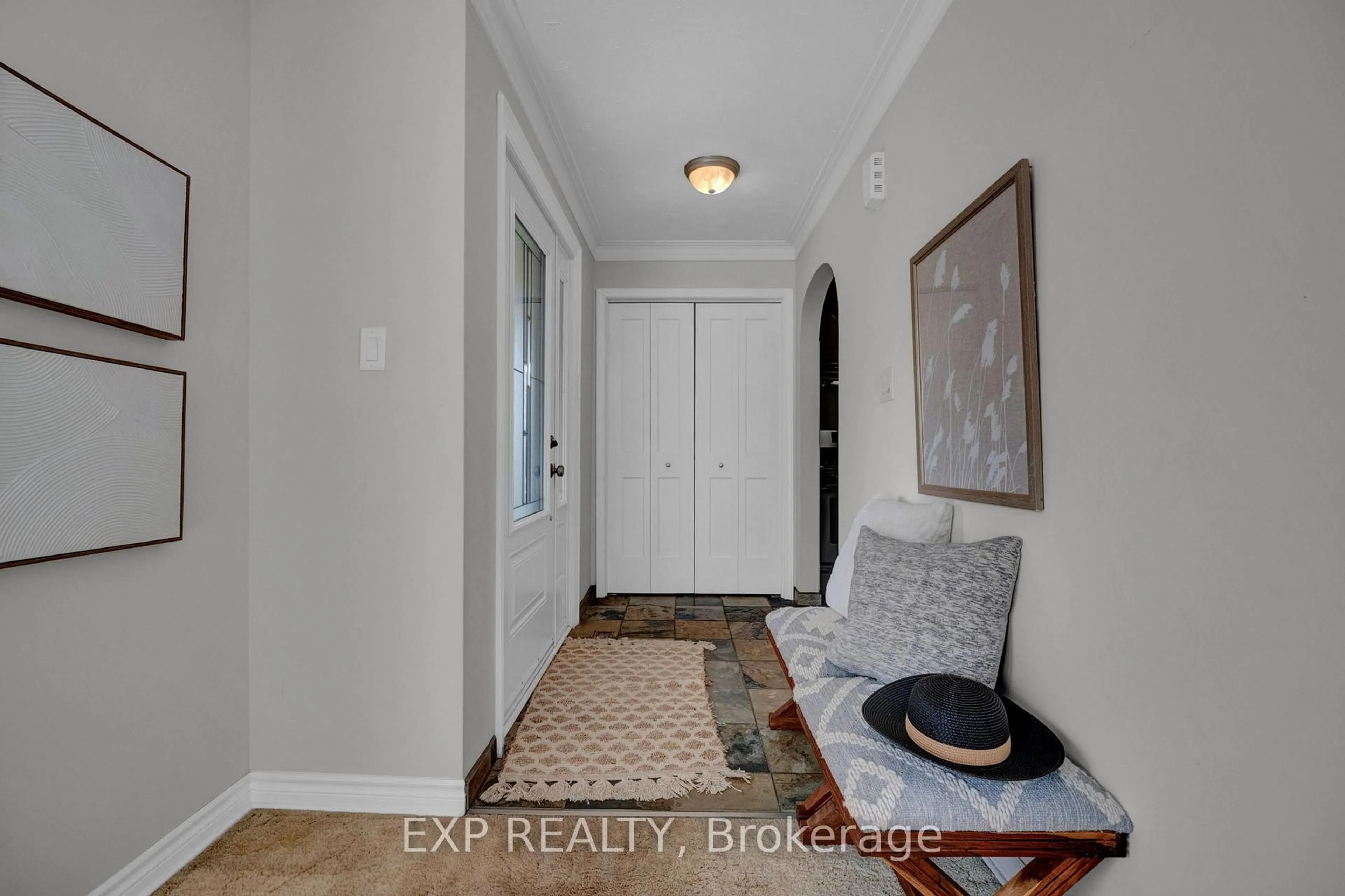 Indoor entryway for 270 Fairlawn Crt, Oshawa Ontario L1J 4P9