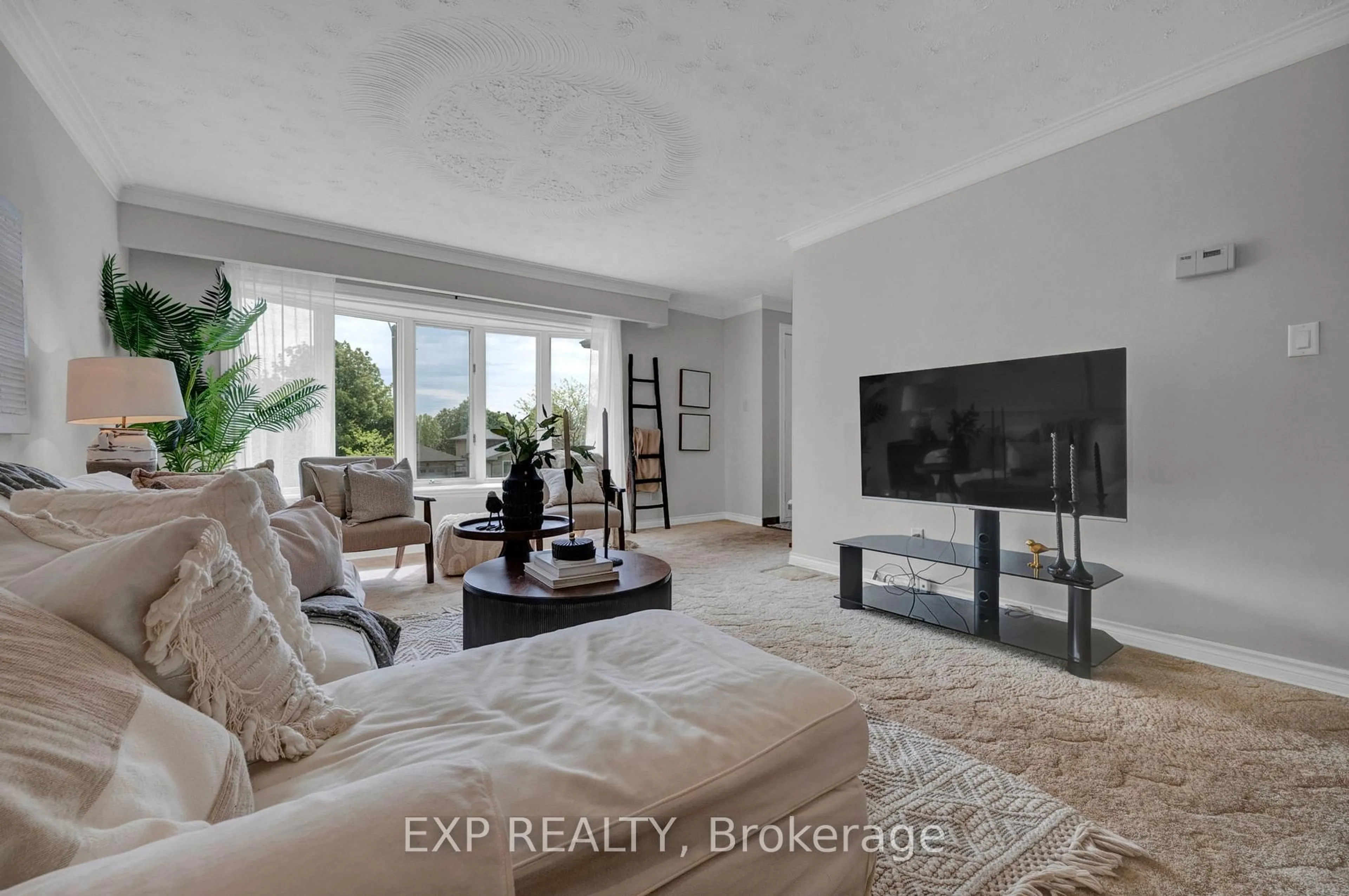 Living room with furniture, unknown for 270 Fairlawn Crt, Oshawa Ontario L1J 4P9