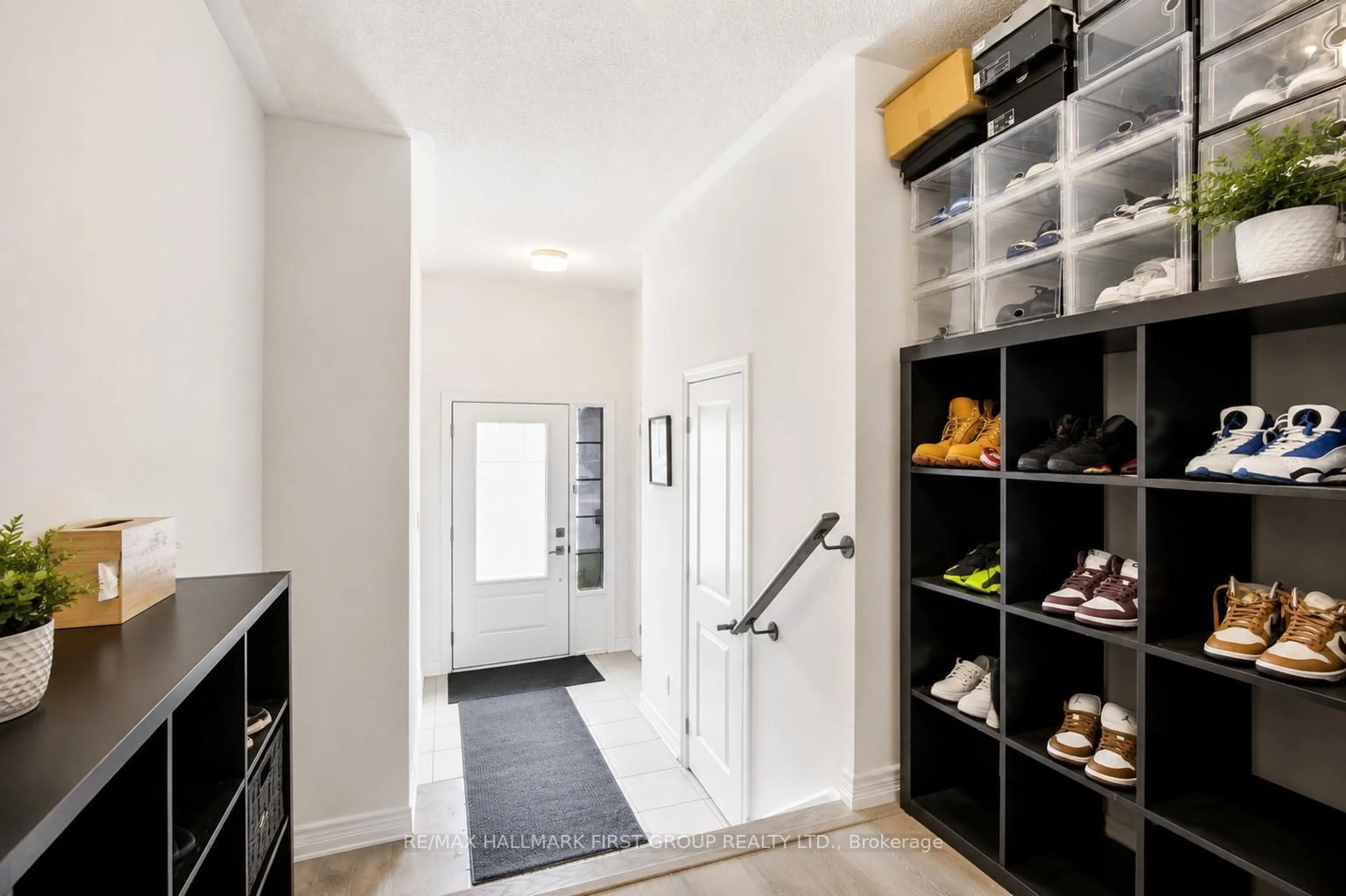 Indoor entryway for 2019 Cameron Lott Cres, Oshawa Ontario L1L 0S1