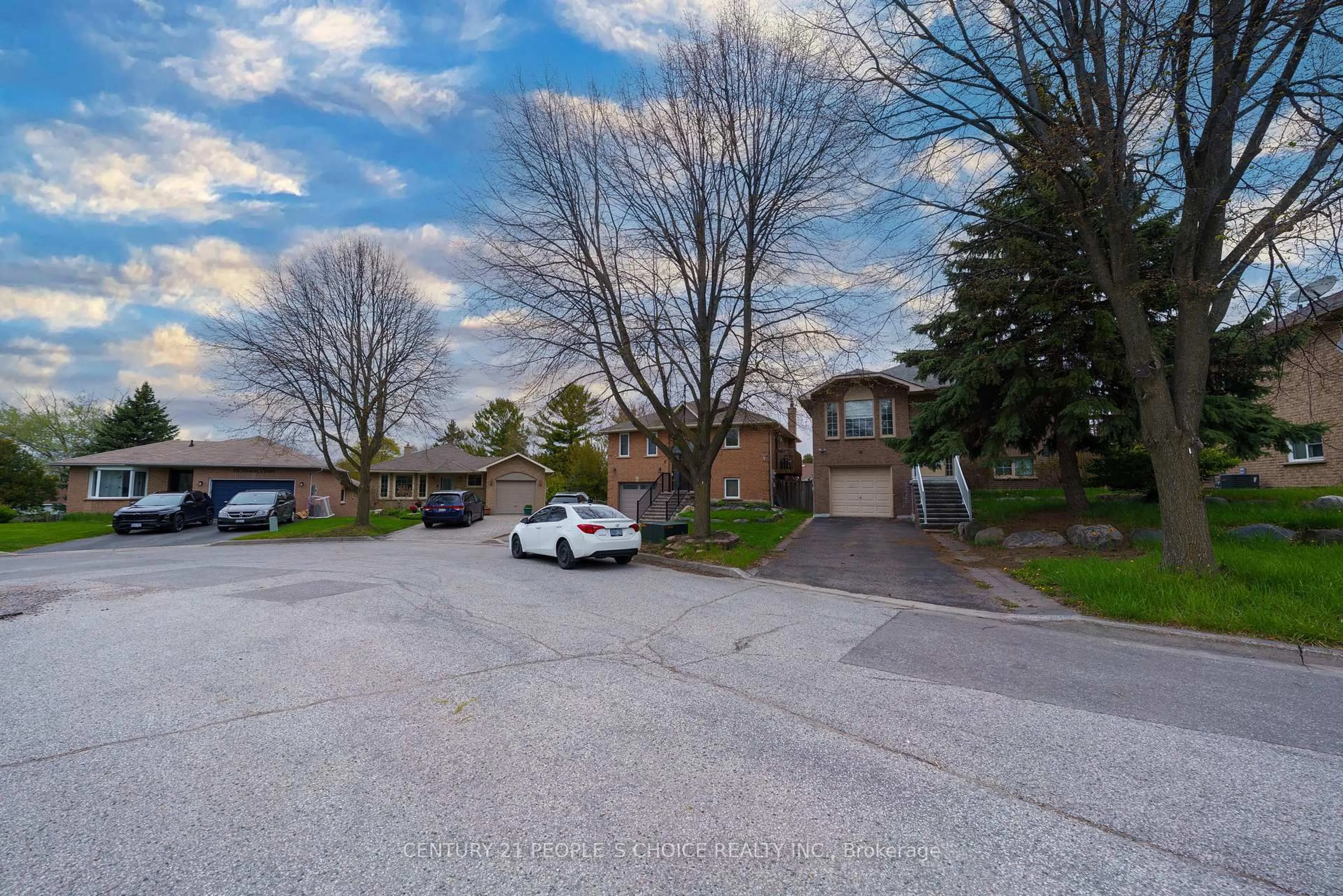 A pic from outside/outdoor area/front of a property/back of a property/a pic from drone, street for 4 Hiscox Crt, Whitby Ontario L1N 9A6