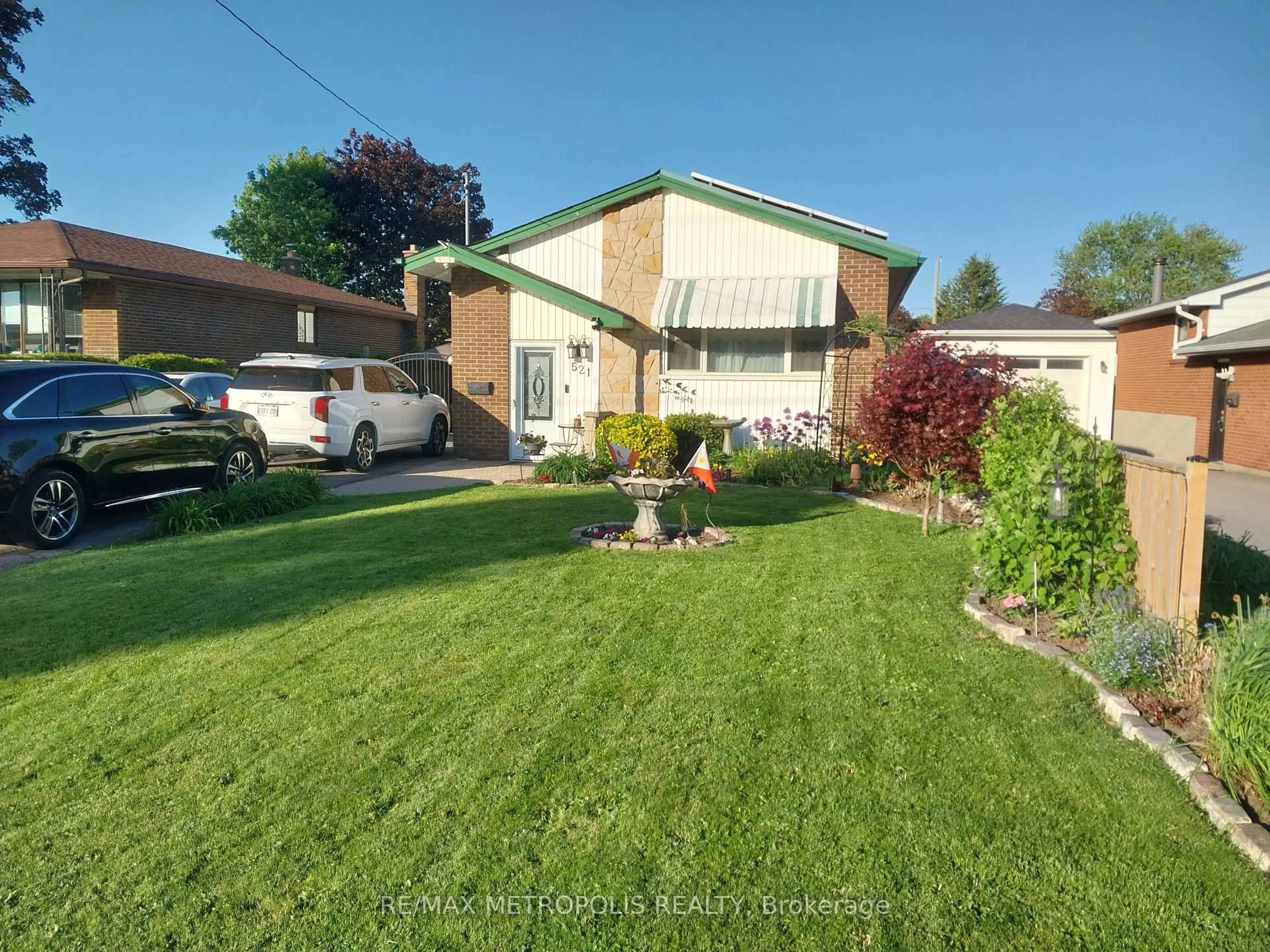 A pic from outside/outdoor area/front of a property/back of a property/a pic from drone, street for 521 Wilson Rd, Oshawa Ontario L1H 6E1