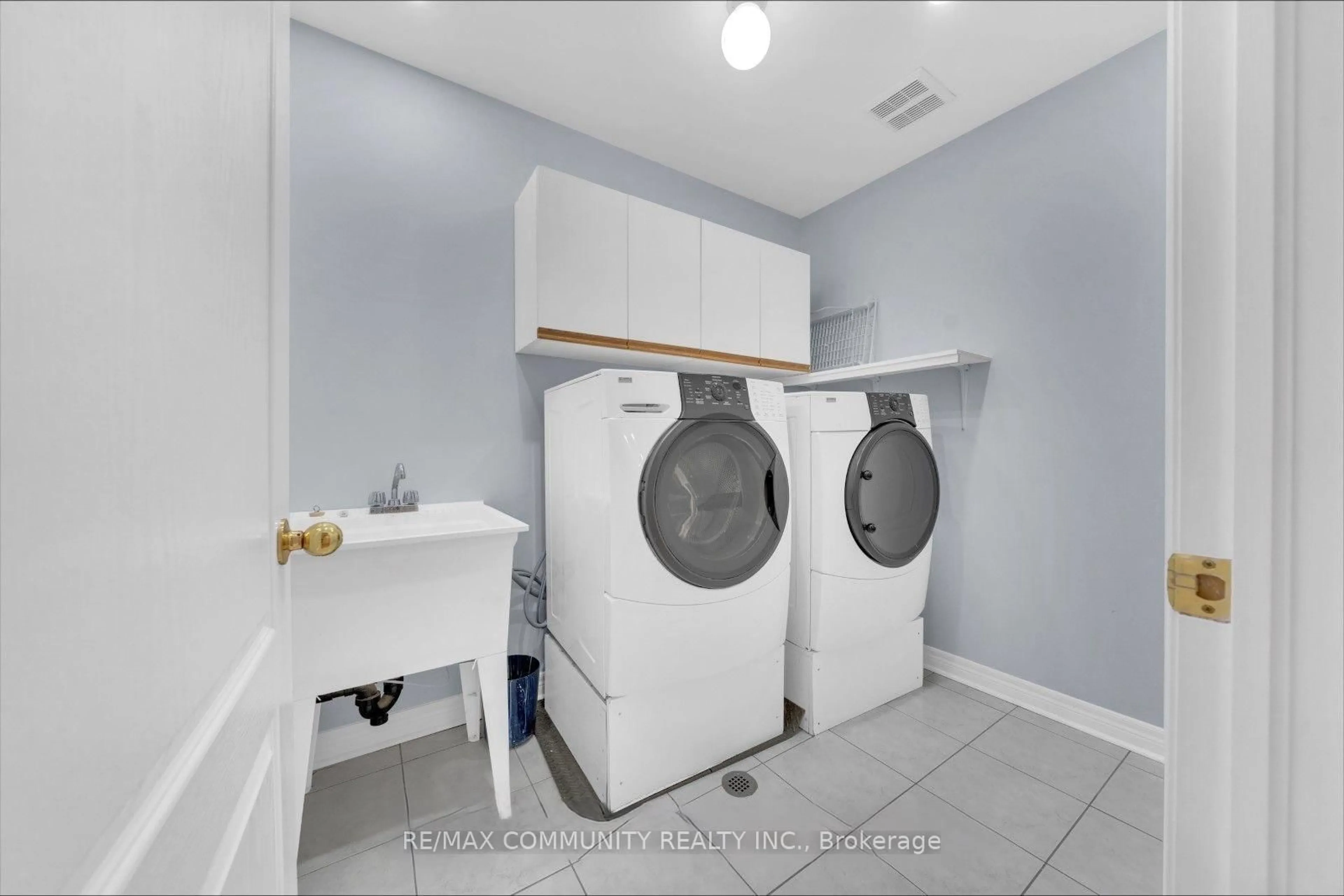Laundry room for 76 Seasons Dr, Toronto Ontario M1X 1X9